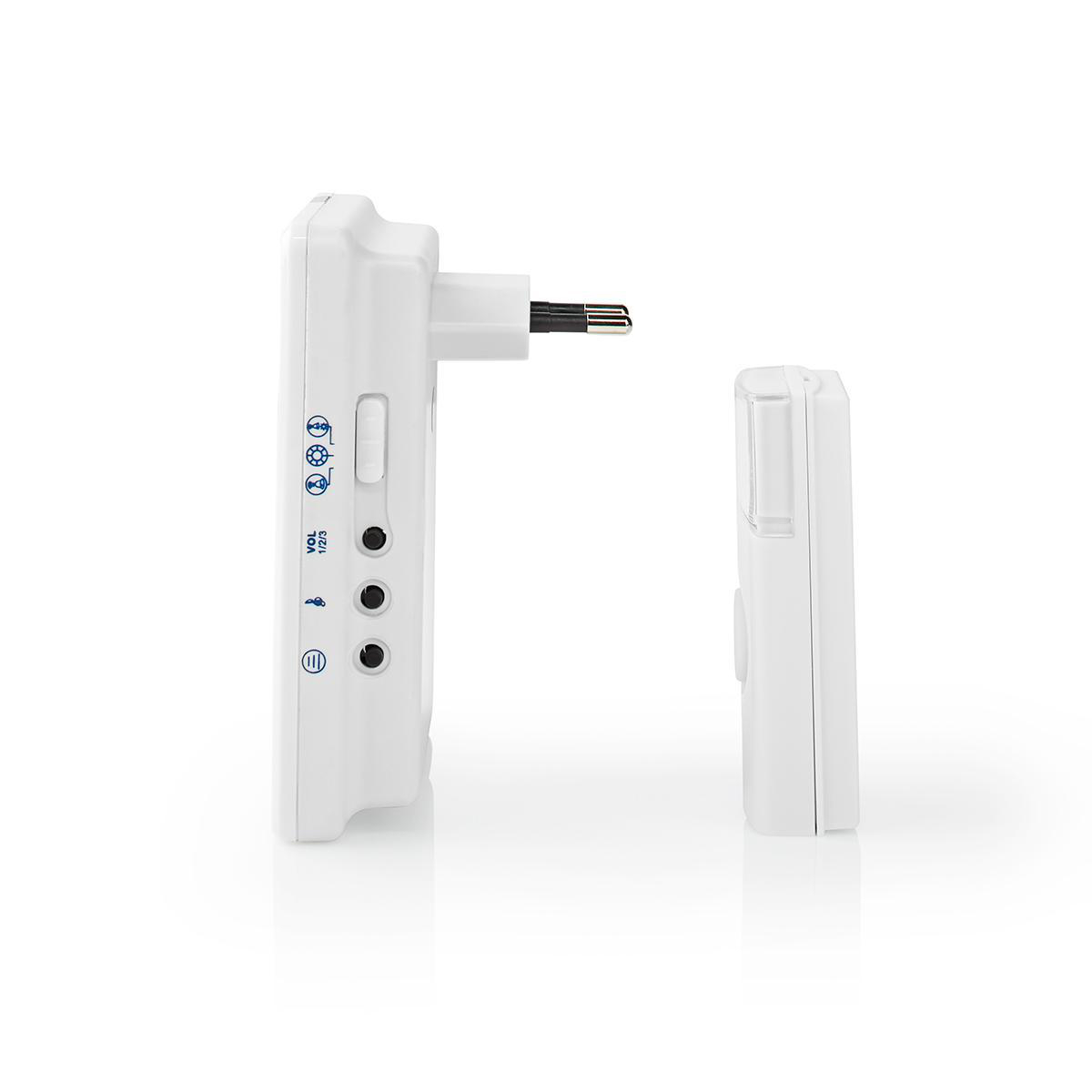 Biała wtyczka i biały przycisk dzwonka na białym tle.