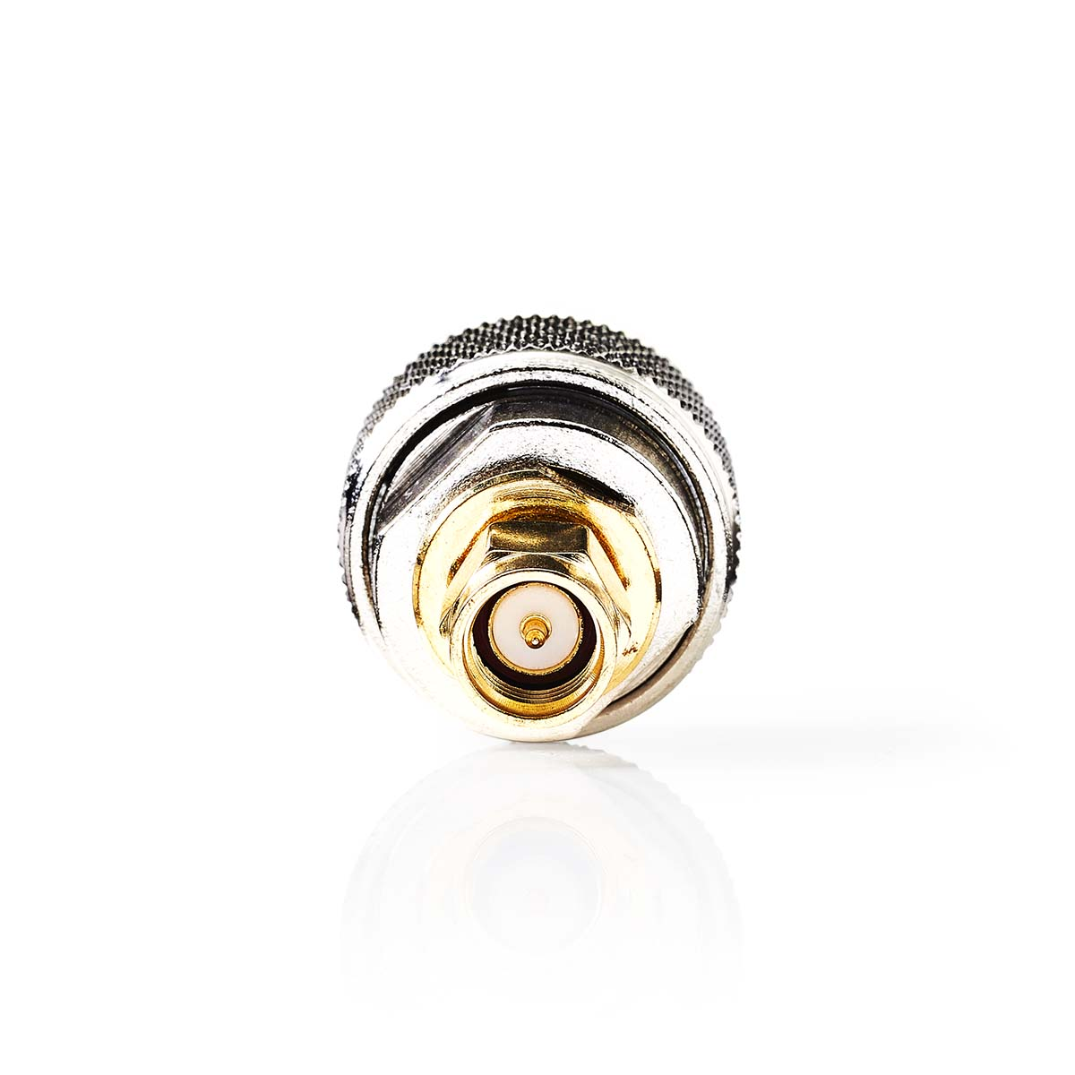Een zilveren connector met een gouden centerpin op een witte achtergrond.