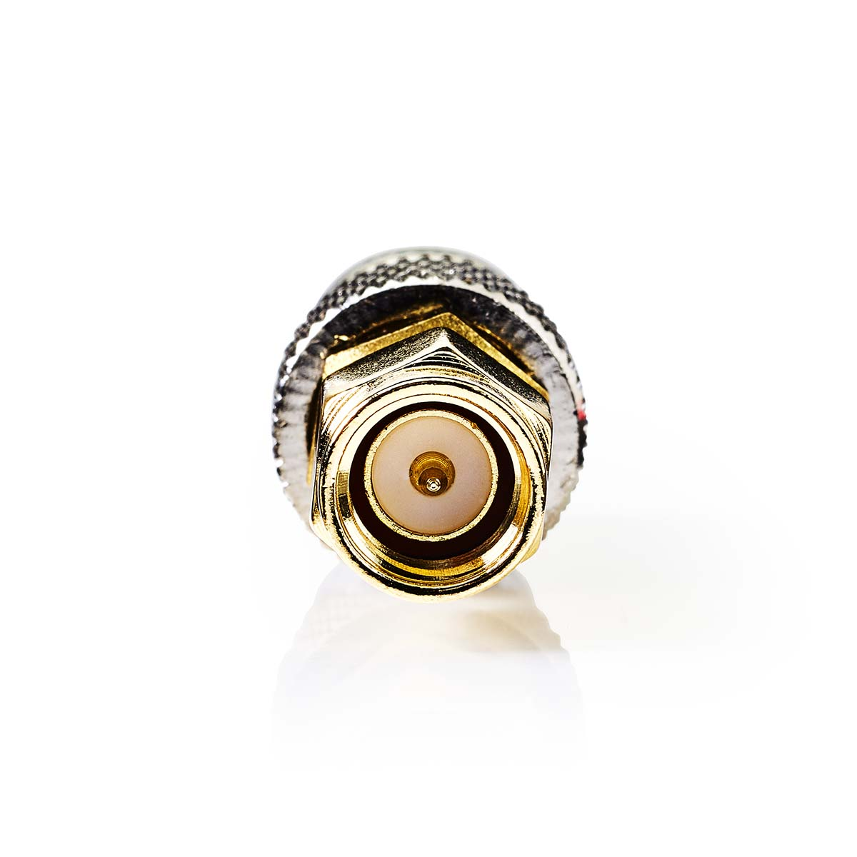 Close-up van een gouden SMA-connector met zilveren behuizing op witte achtergrond.