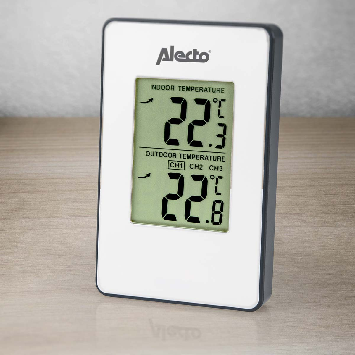 Ein Alecto Thermometer zeigt Innentemperatur 22.3°C und Außentemperatur 22.8°C.