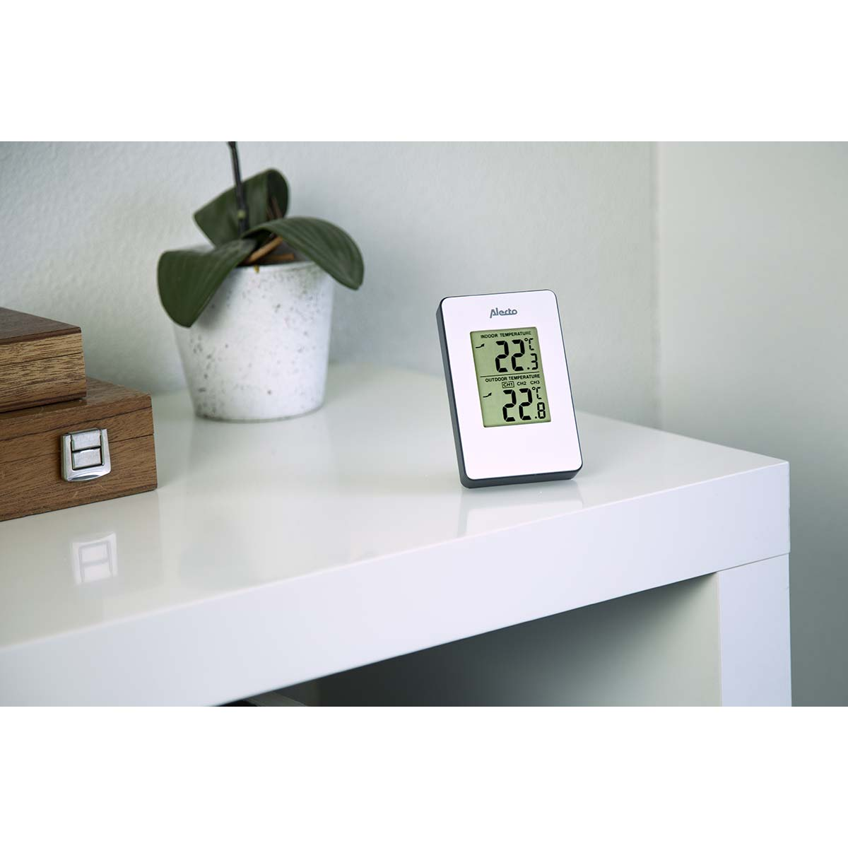 Ein Digitalthermometer zeigt 22,3°C innen und 22,8°C außen an.