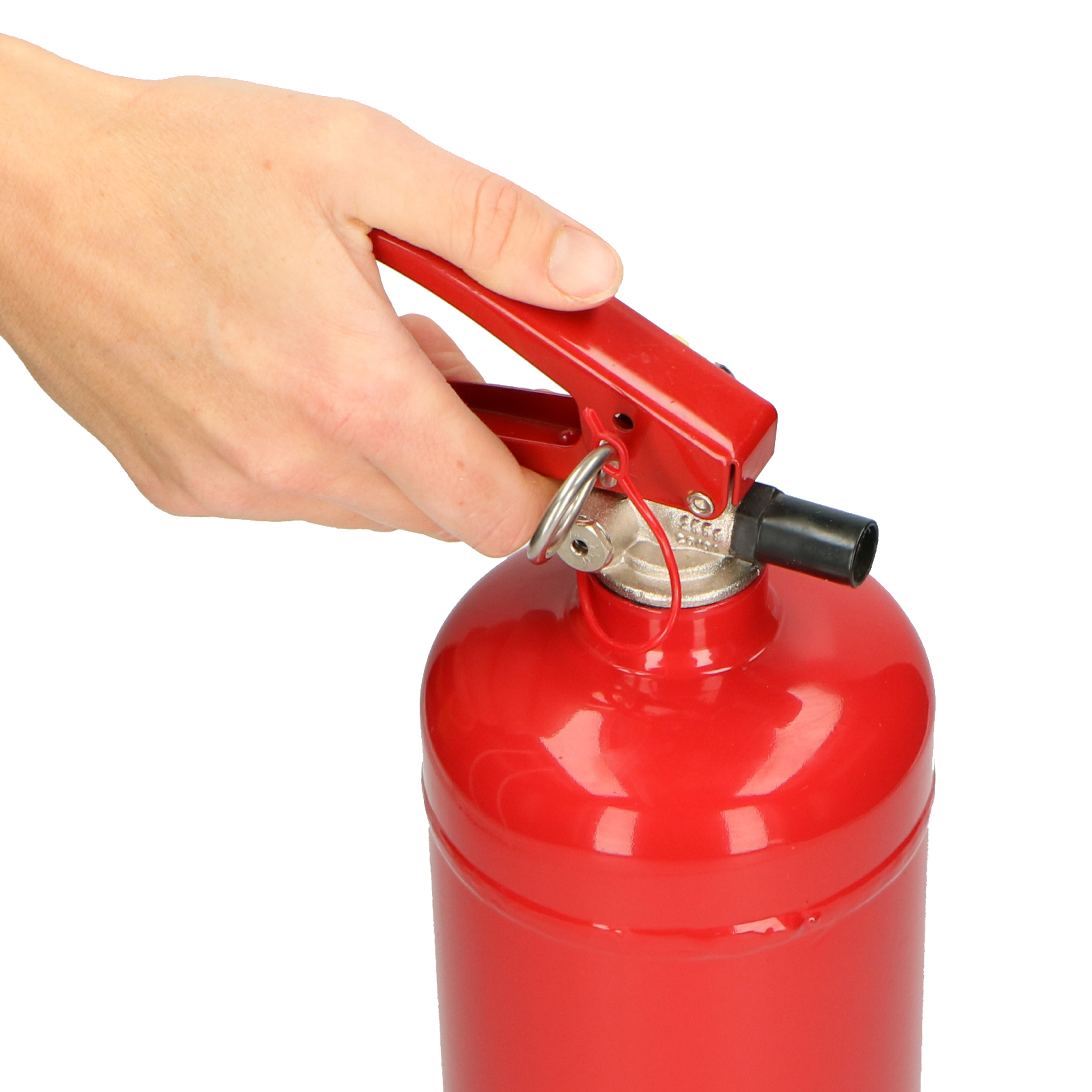 Een hand drukt de rode hendel van een brandblusser omlaag.