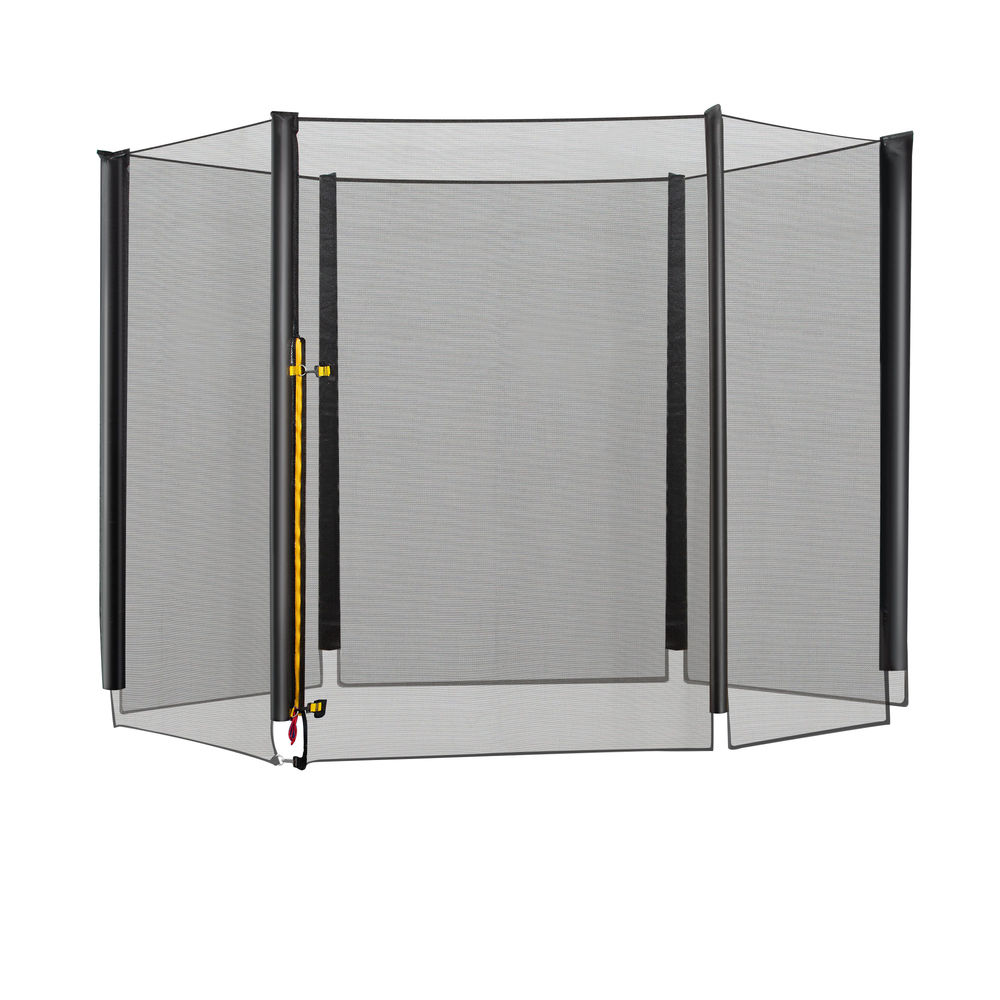 Una valla de seguridad rectangular de malla negra para trampolín con postes verticales.