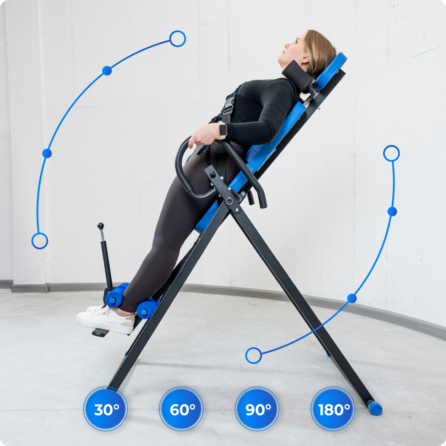 Kobieta na urządzeniu inwersyjnym, przechylonym o 30 stopni. Niebieskie linie wskazują kąty.