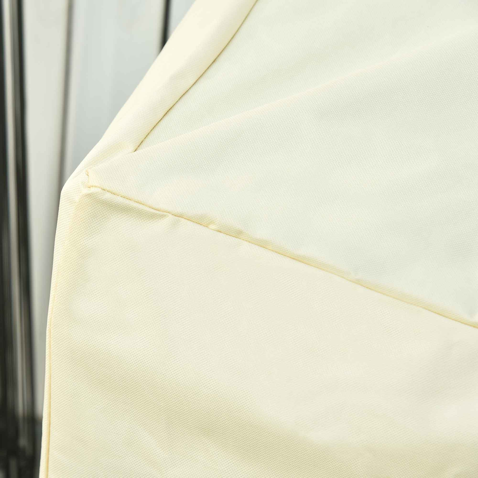 Tela beige con costuras y pliegues, fondo borroso.