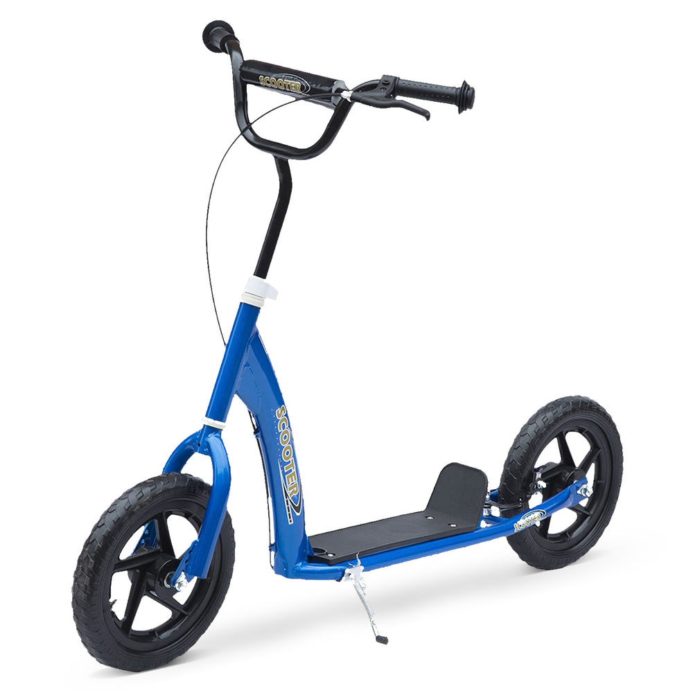 Un patinete azul con ruedas grandes, frenos en el manillar y una plataforma negra. Está sobre su pata de cabra.