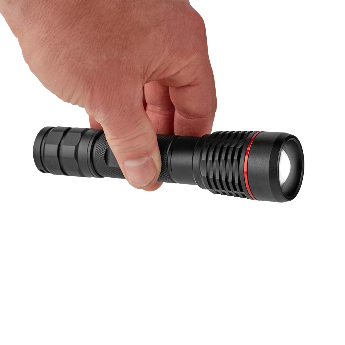 Une main tient une lampe de poche noire avec un anneau rouge.