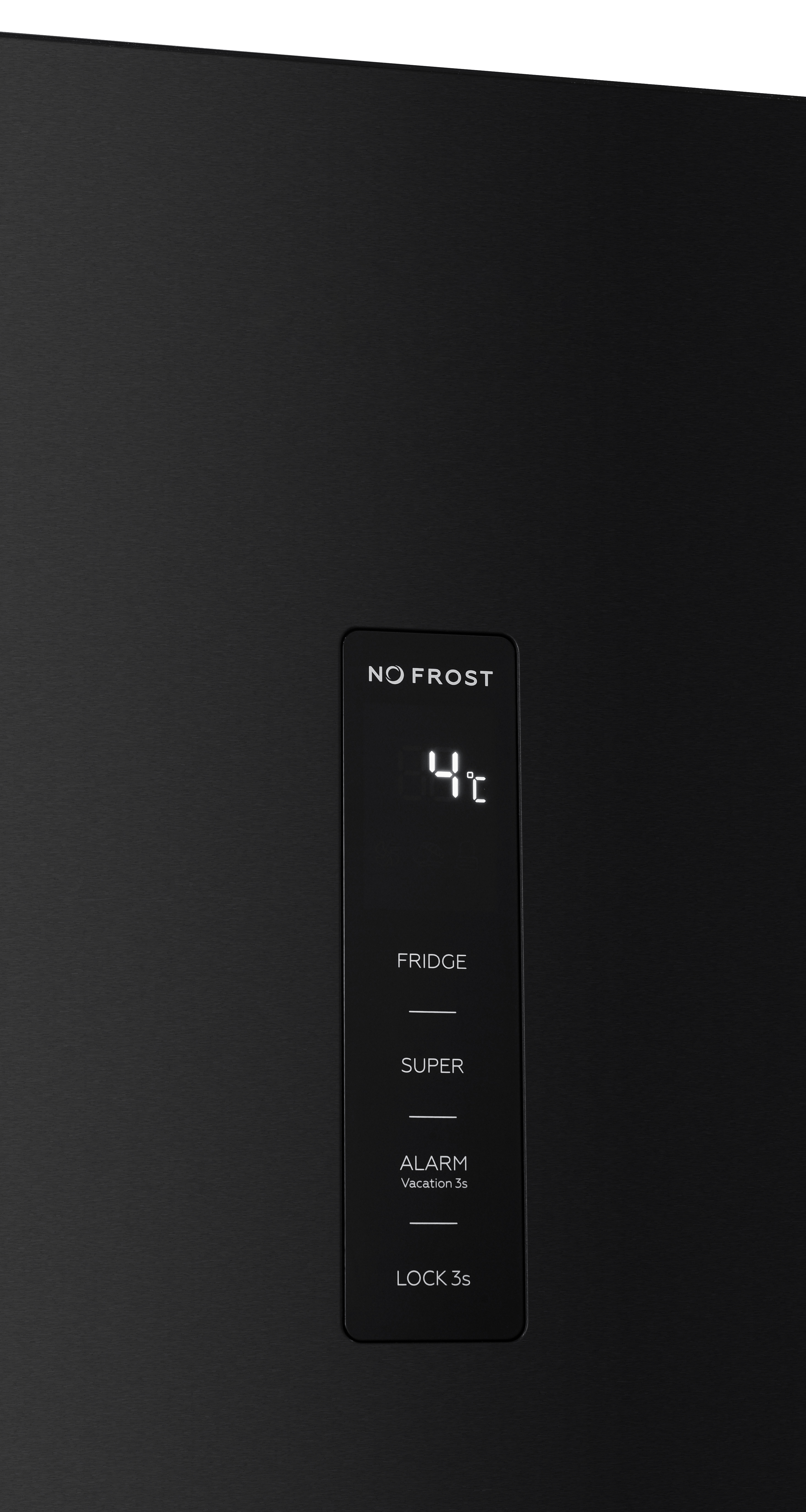 Een zwart bedieningspaneel toont 4°C, FRIDGE, SUPER, ALARM, LOCK.