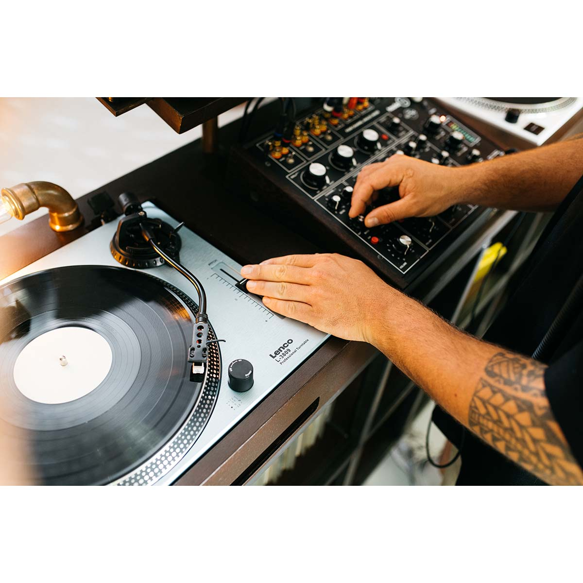 DJ miksuje na gramofonie i mikserze.