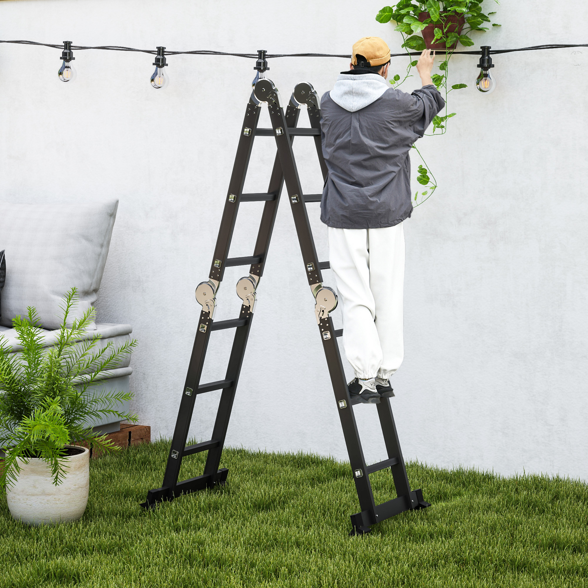 Persona en escalera ajusta planta cerca de luces de cadena en pared.