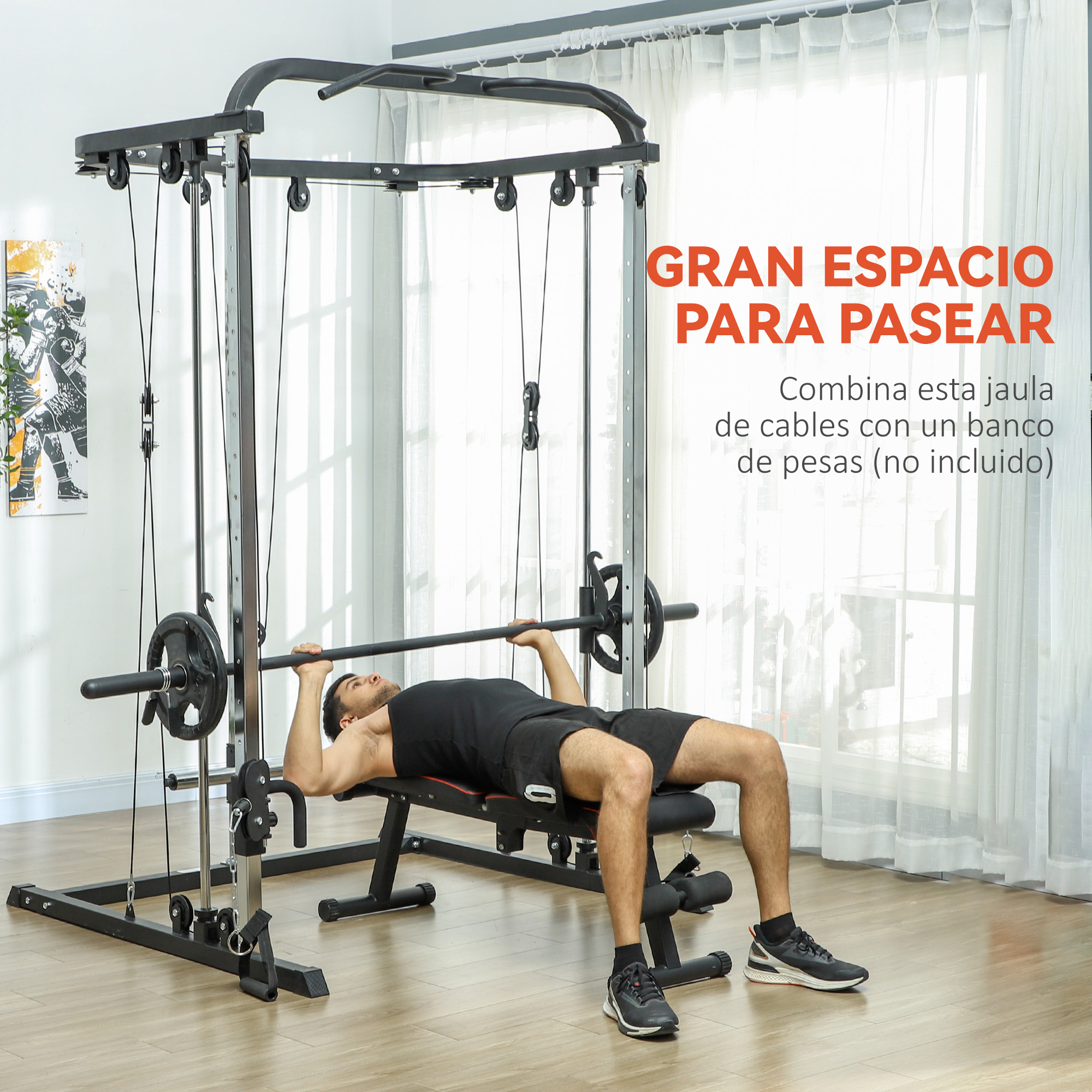 Hombre yace en un banco de pesas levantando una barra bajo una máquina de cables.