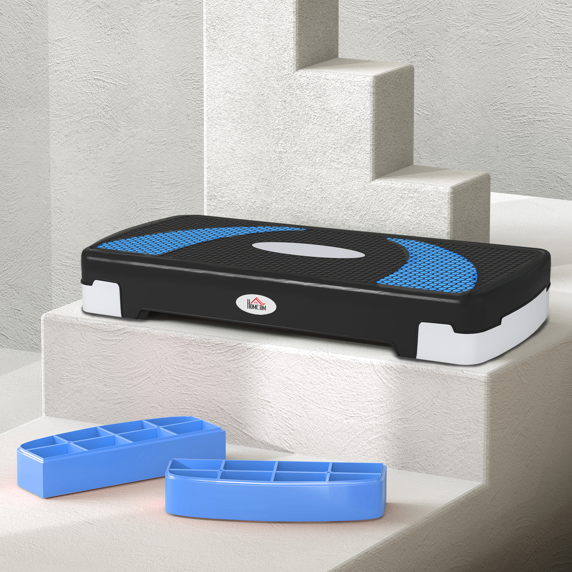Plataforma de step aeróbico negra con acentos azules y dos elevadores azules.