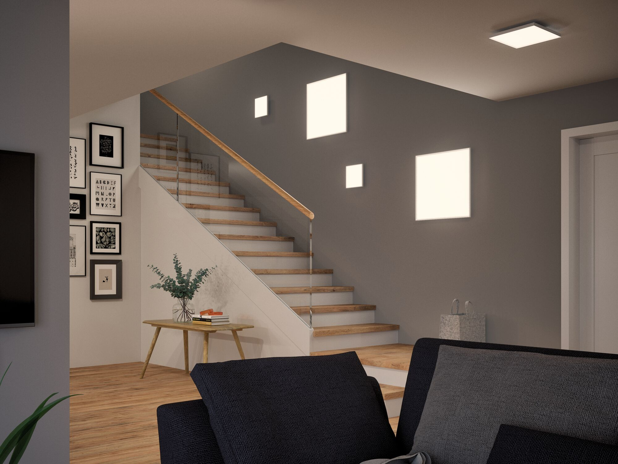 Eine moderne Treppe mit Holzstufen, Glasgeländer und Wandleuchten.