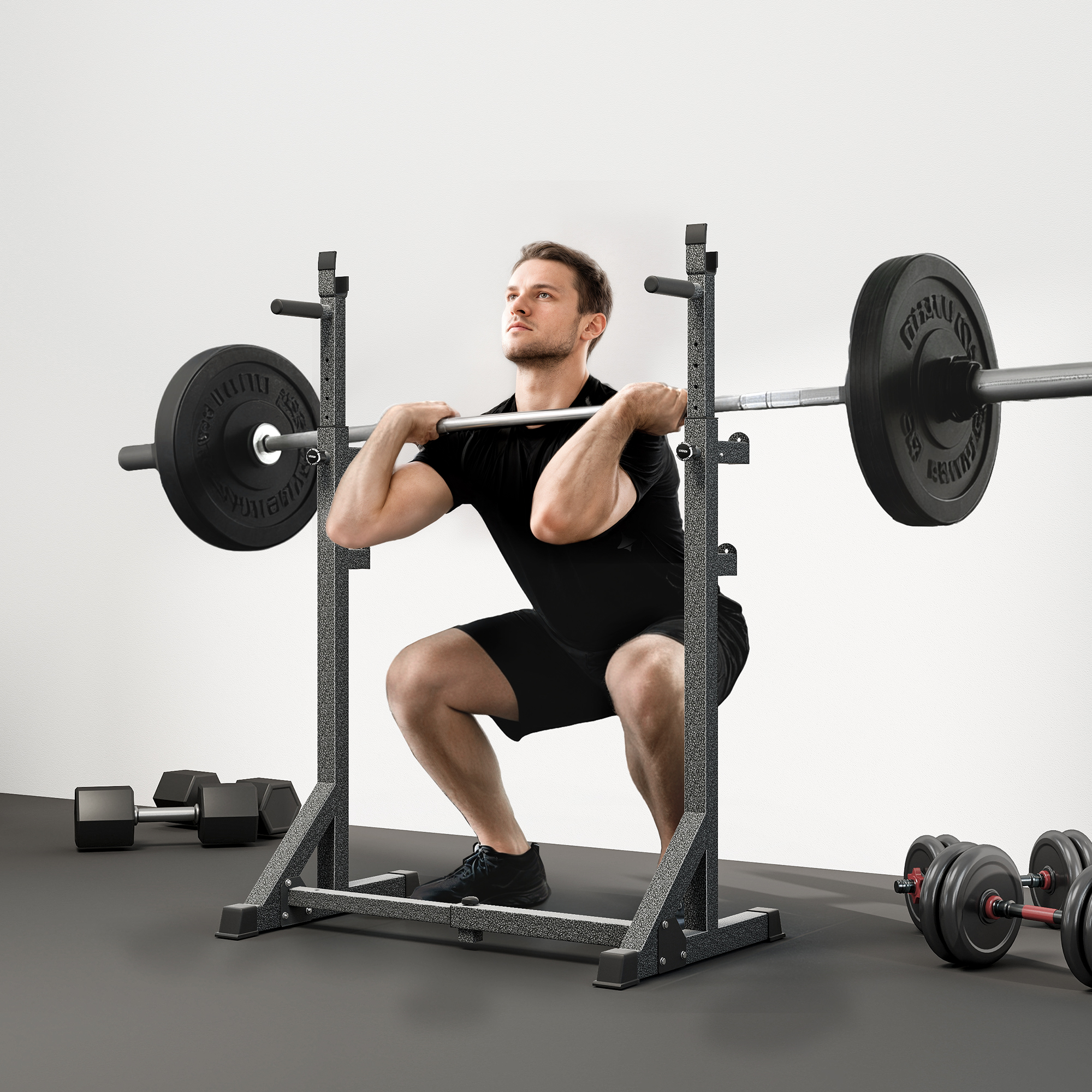 Hombre haciendo sentadillas con barra en un gimnasio.