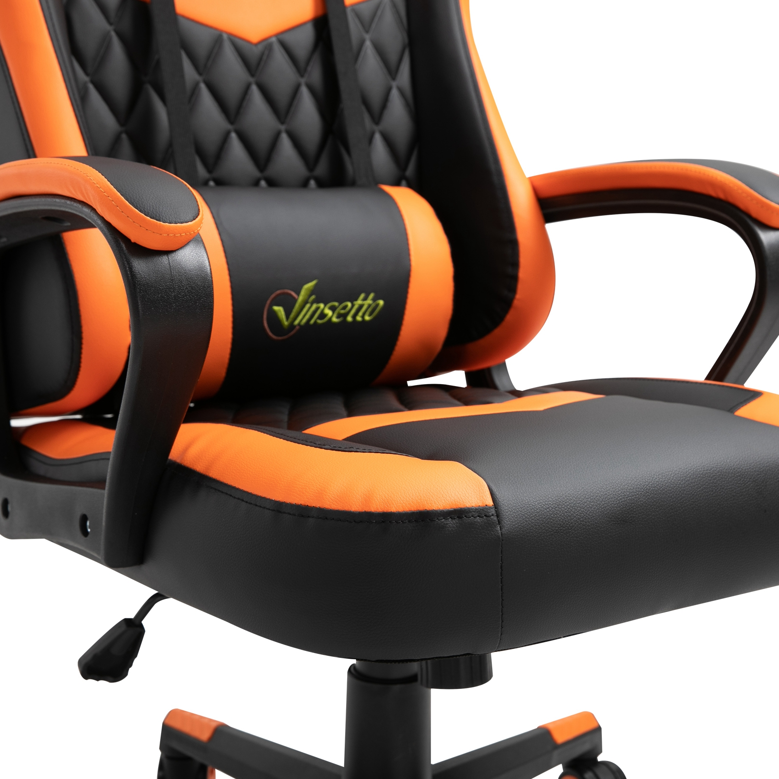 Una silla gamer negra y naranja con reposabrazos acolchados y cojín lumbar.