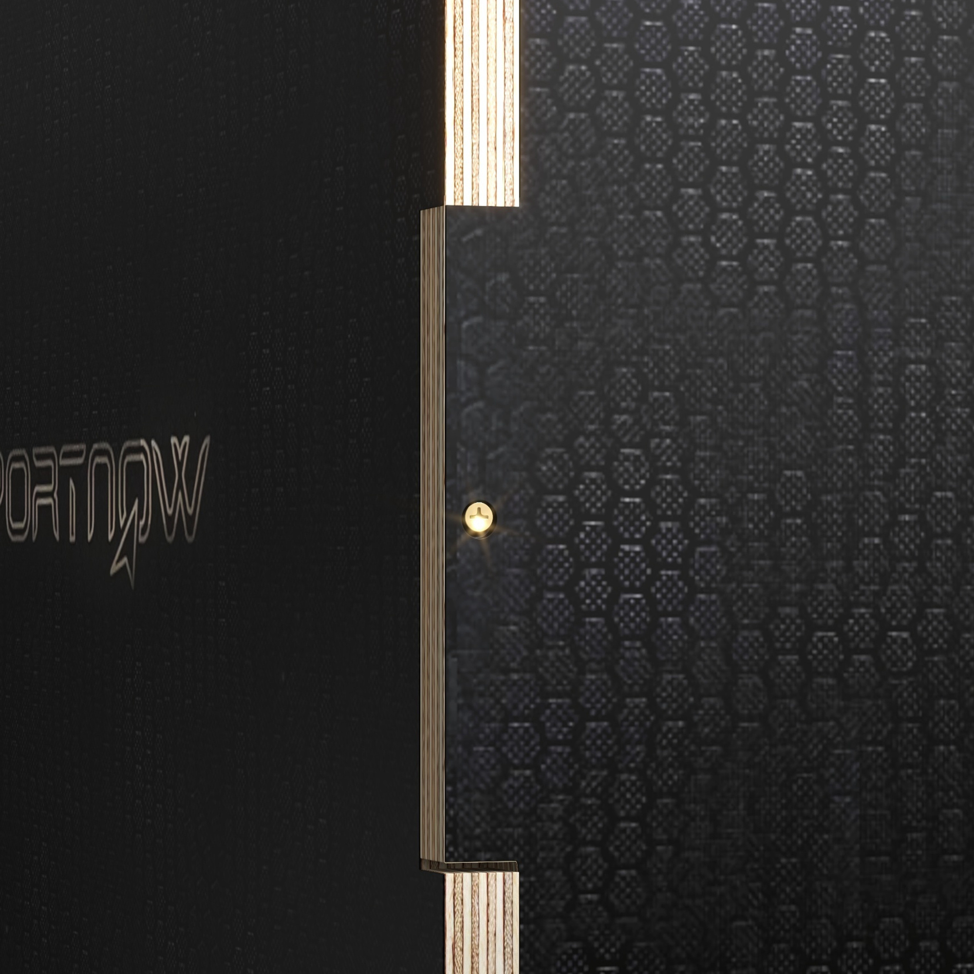 Material negro con estampado de panal, unido por madera. Un remache dorado.