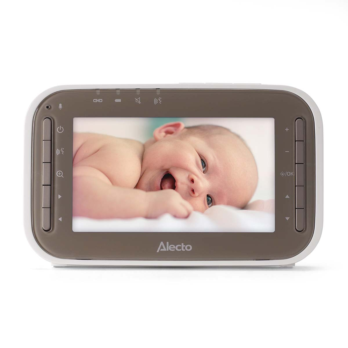 Ein Baby liegt auf einer Decke und schaut auf einen Monitor.