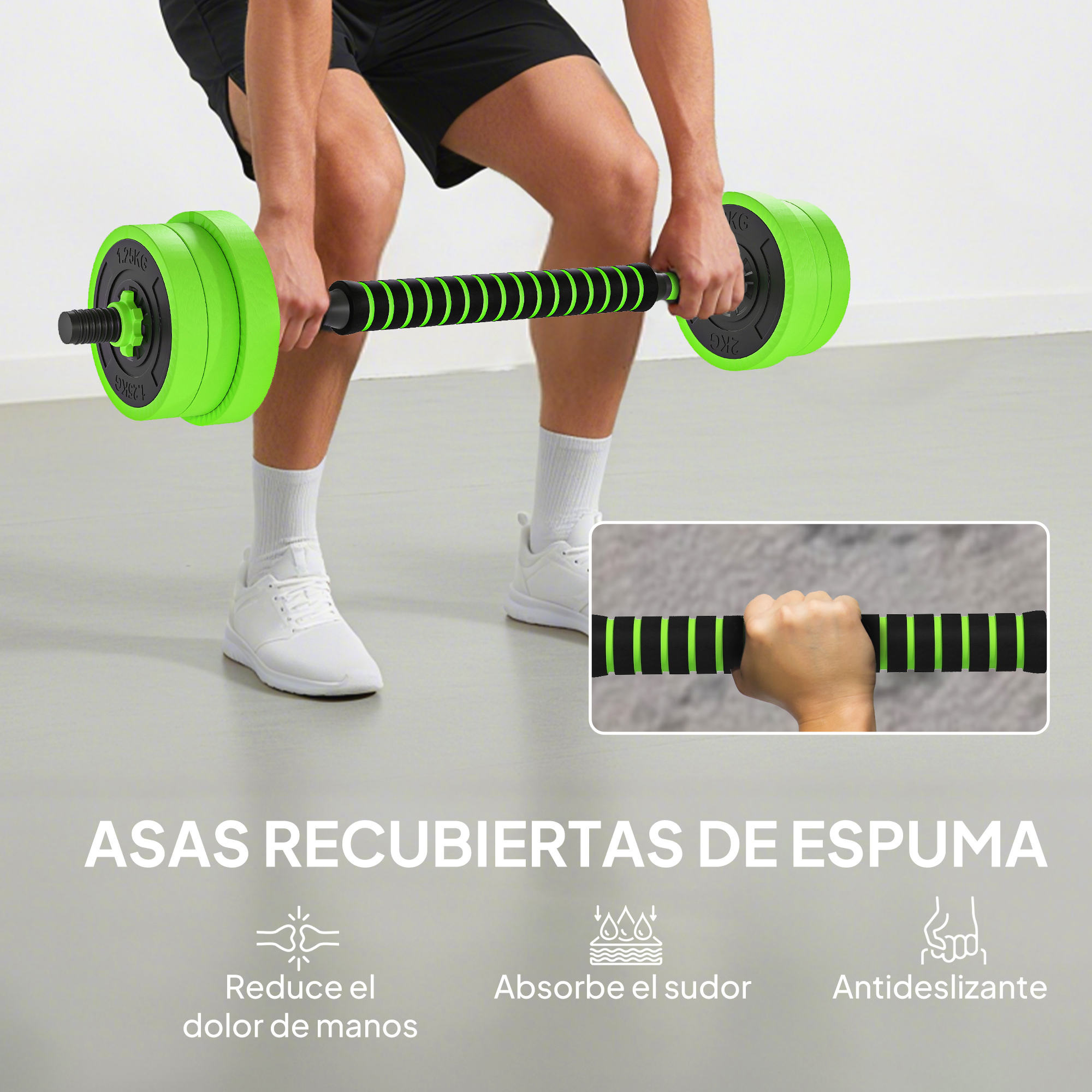 Hombre levantando una mancuerna con pesas verdes y agarre negro.