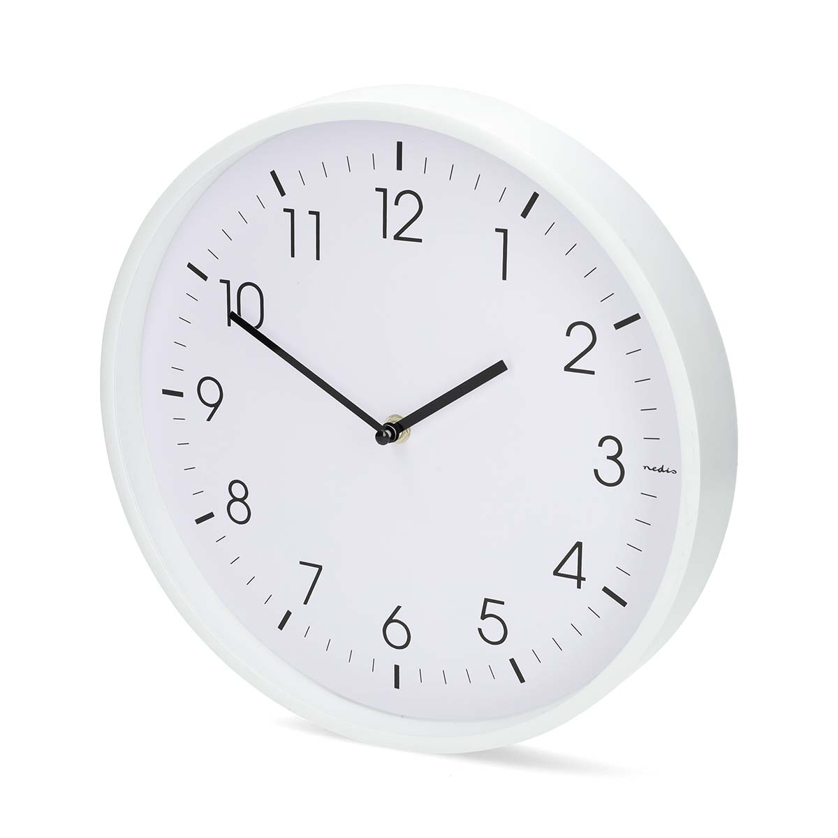 Eine weiße Wanduhr mit schwarzen Ziffern und Zeigern. Die Zeit ist 9:55.