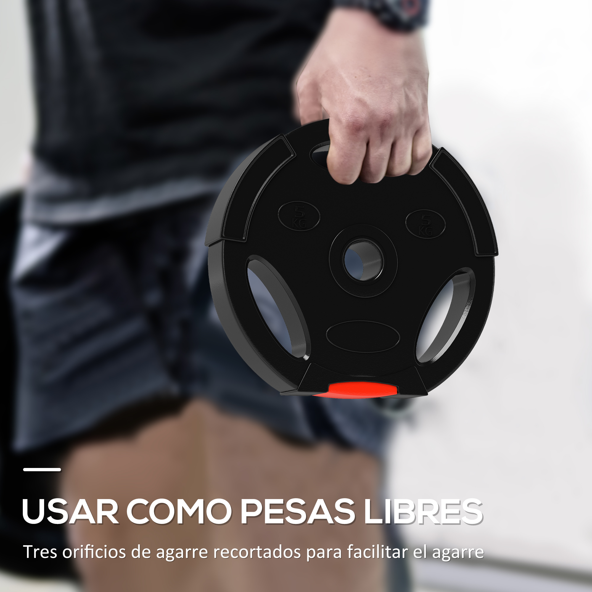 Una mano sostiene una pesa negra de 5 kg con tres orificios de agarre.