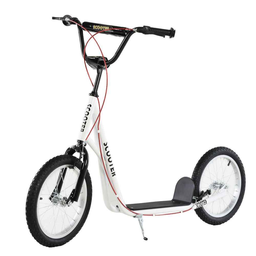 Un patinete blanco con manillar negro, cables de freno rojos y ruedas grandes.