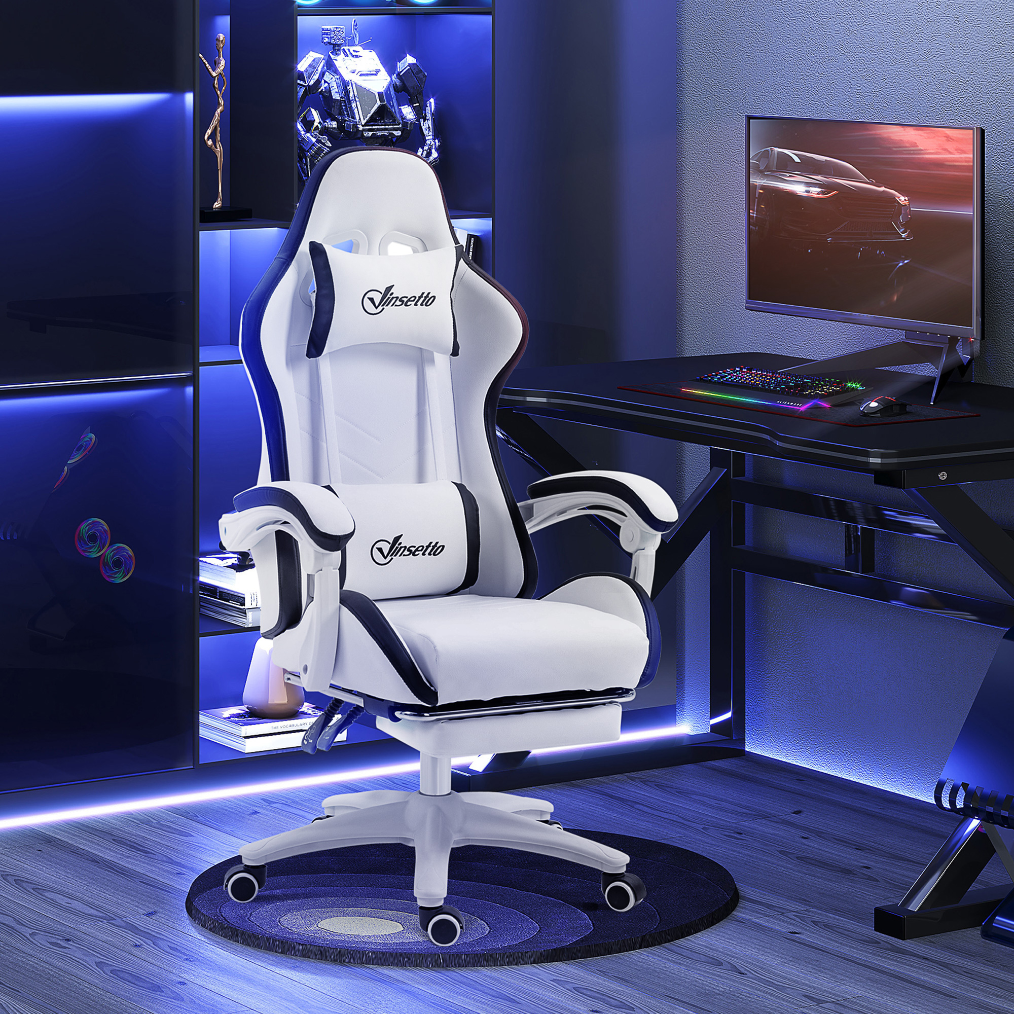 Una silla gamer blanca con detalles azules junto a un escritorio con teclado iluminado.