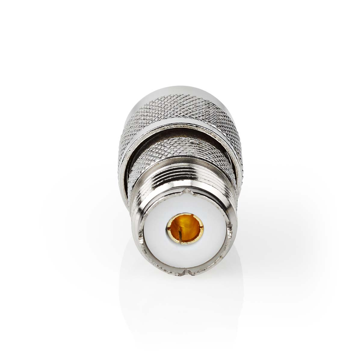 Ein silberner Stecker mit gerändelter Oberfläche und einem inneren goldenen Anschluss.