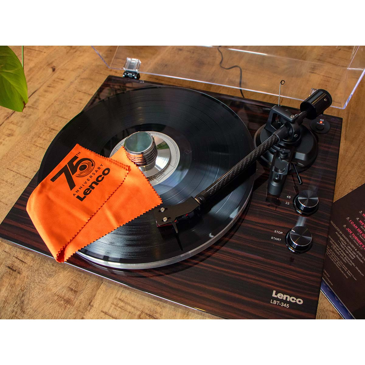Ein Plattenspieler mit Vinyl und einem Reinigungstuch.
