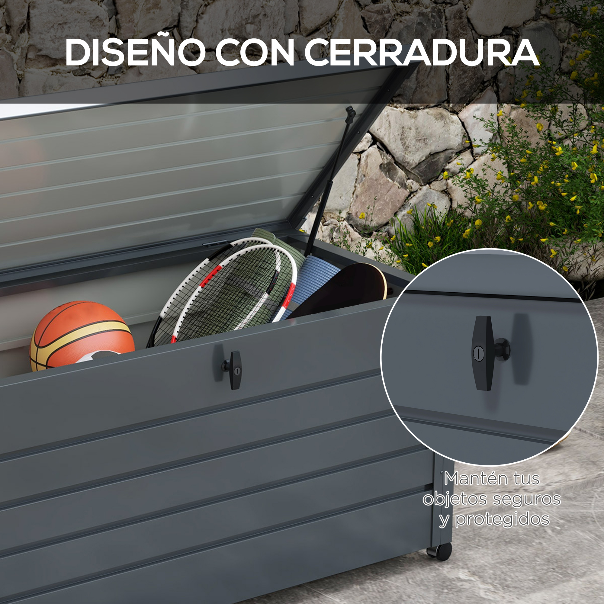 Caja de almacenamiento gris con tapa abierta, contiene baloncesto, raquetas y esterilla.