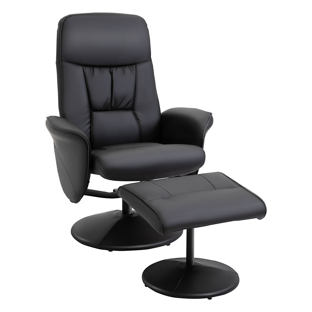 Un sillón reclinable de cuero negro con otomana sobre bases redondas.