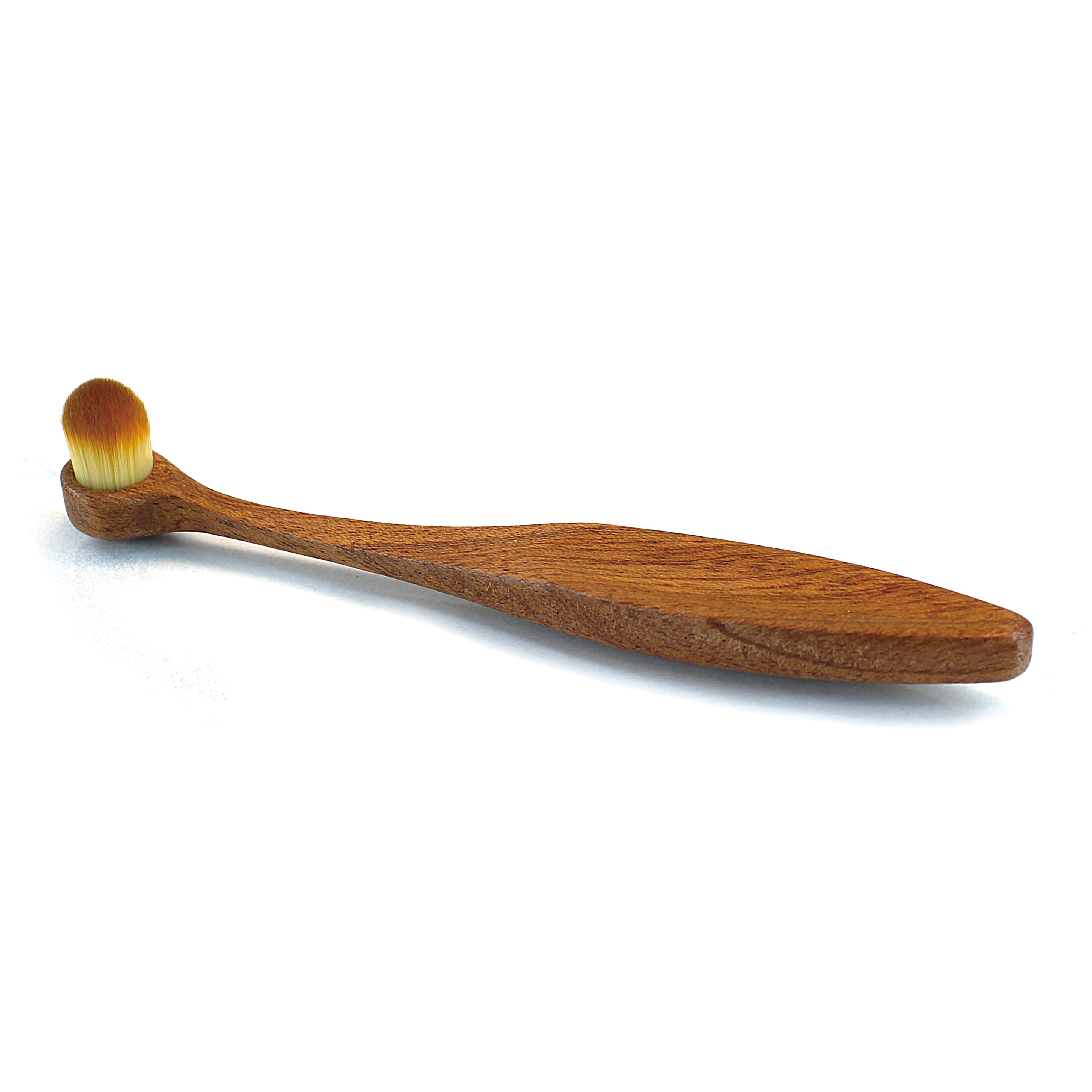 Een houten make-up kwast met een ronde kop van lichtgekleurde haartjes.