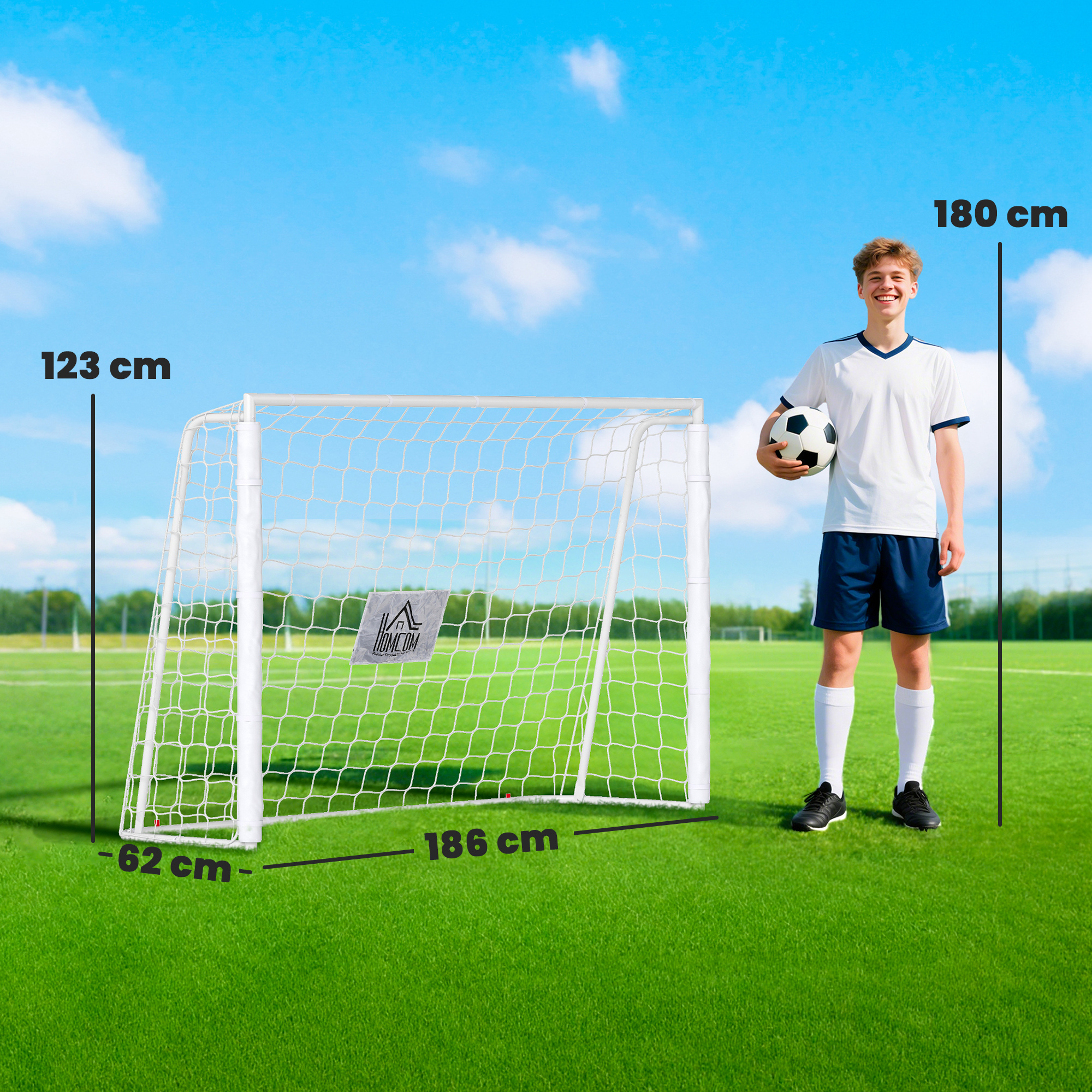 Un niño con indumentaria de fútbol junto a una portería blanca en campo verde.