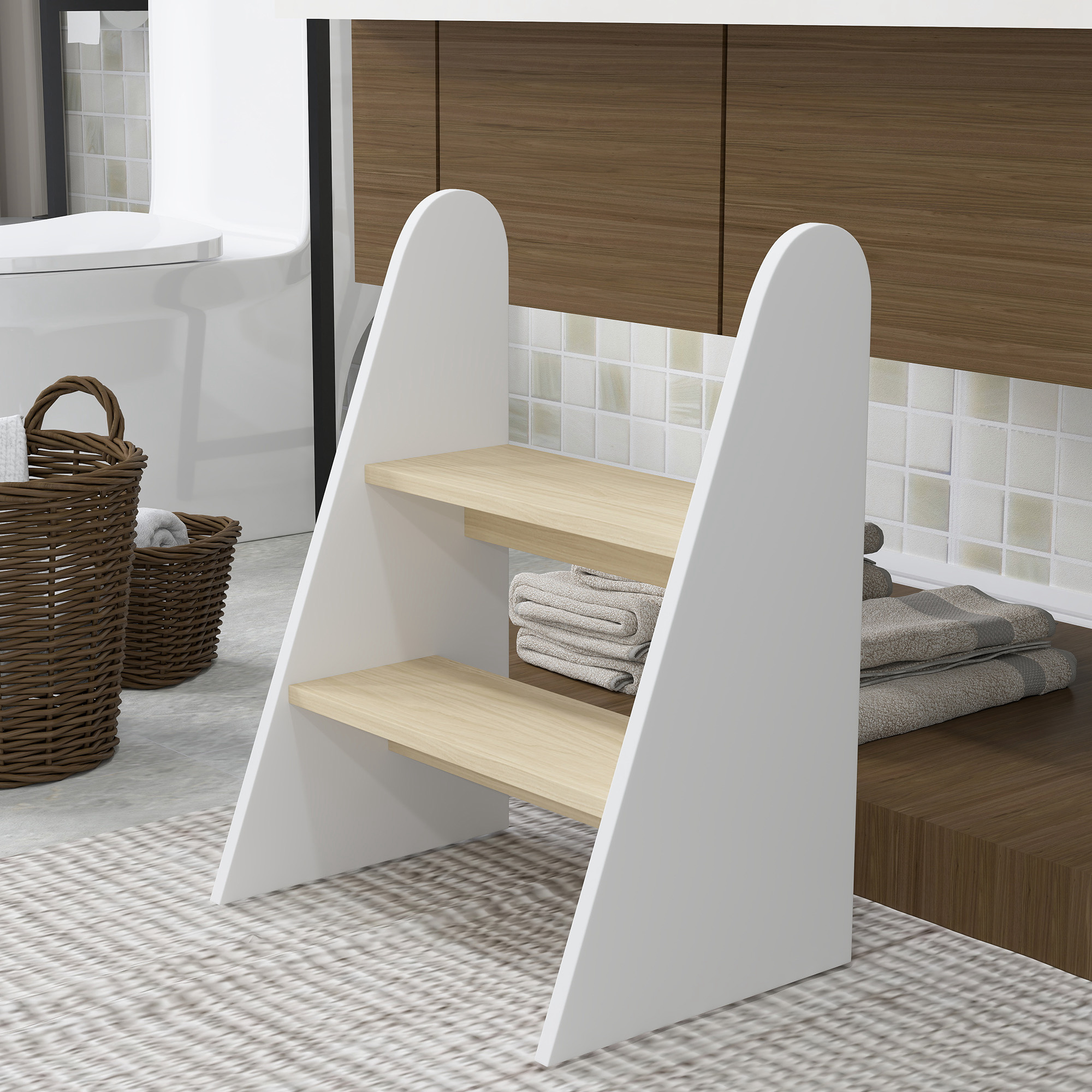 Un taburete blanco con estantes de madera en un baño con cestas de mimbre.