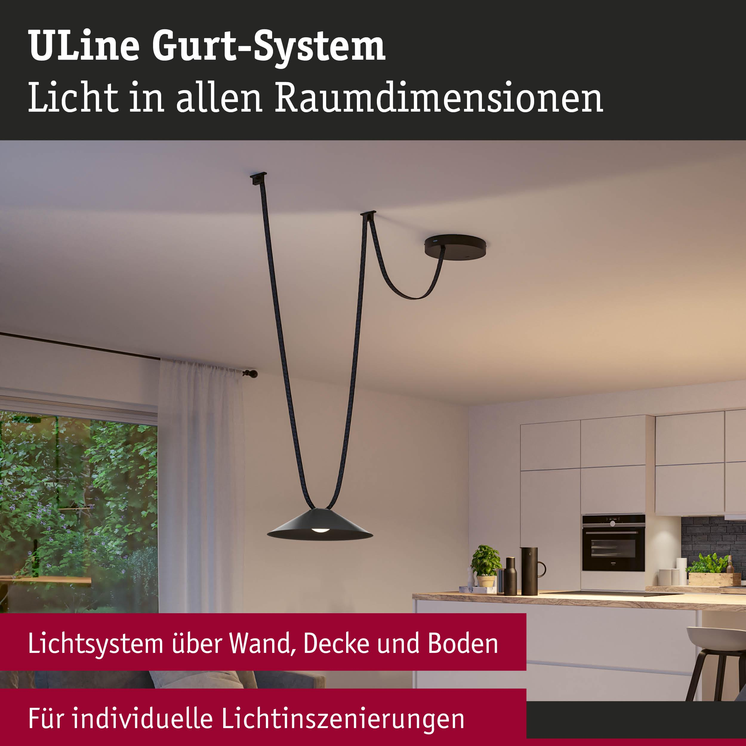 Una lampada a sospensione nera pende dal soffitto di una stanza moderna.