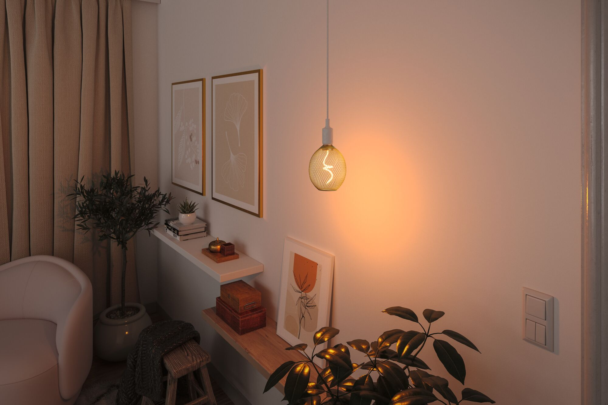 Przytulny pokój z fotelem, roślinami i wiszącą lampą.