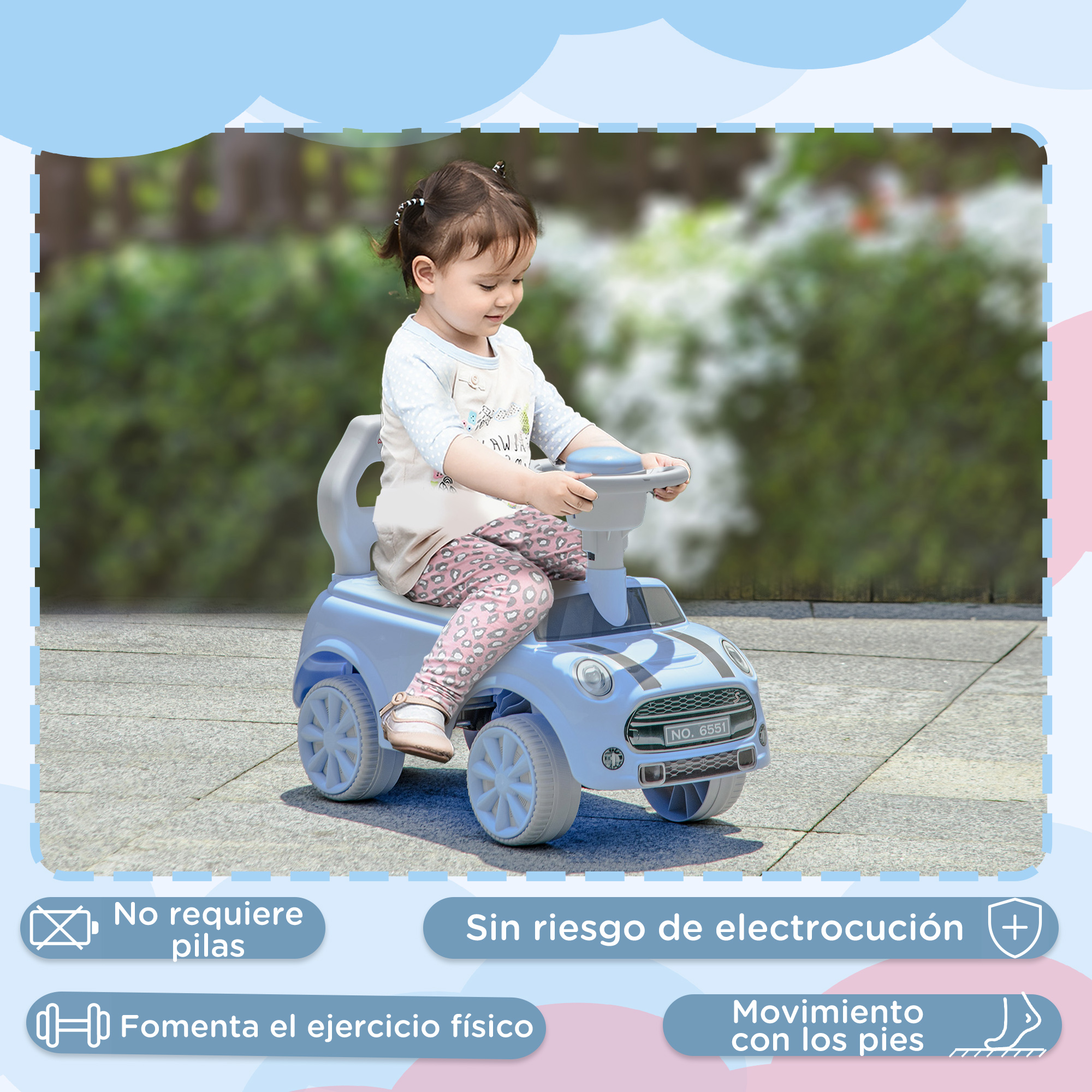 Una niña pequeña monta un coche de juguete azul al aire libre.
