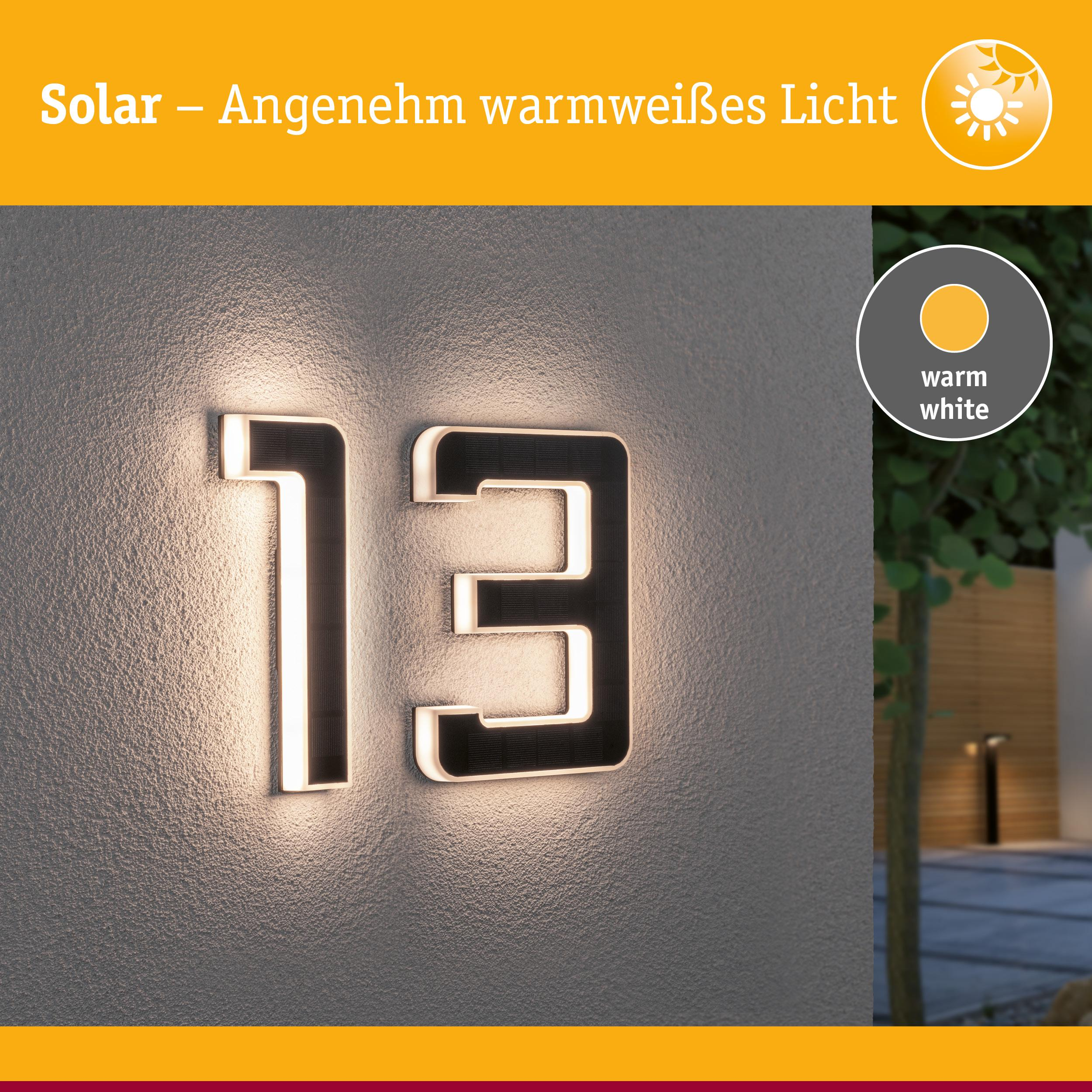 Oświetlona numer domu 13 z ciepłym białym światłem, zasilana energią słoneczną.