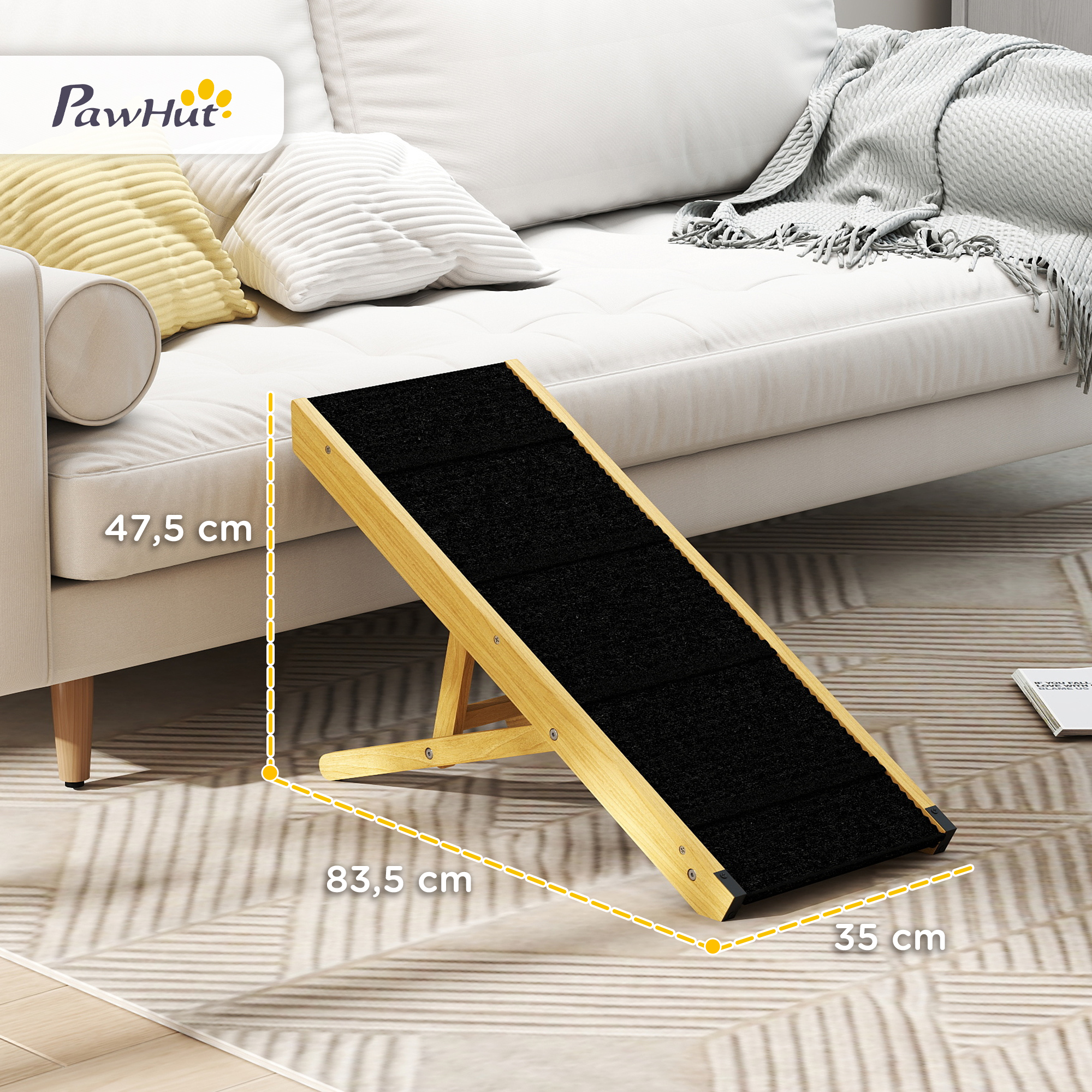 Una rampa de madera con superficie negra junto a un sofá.