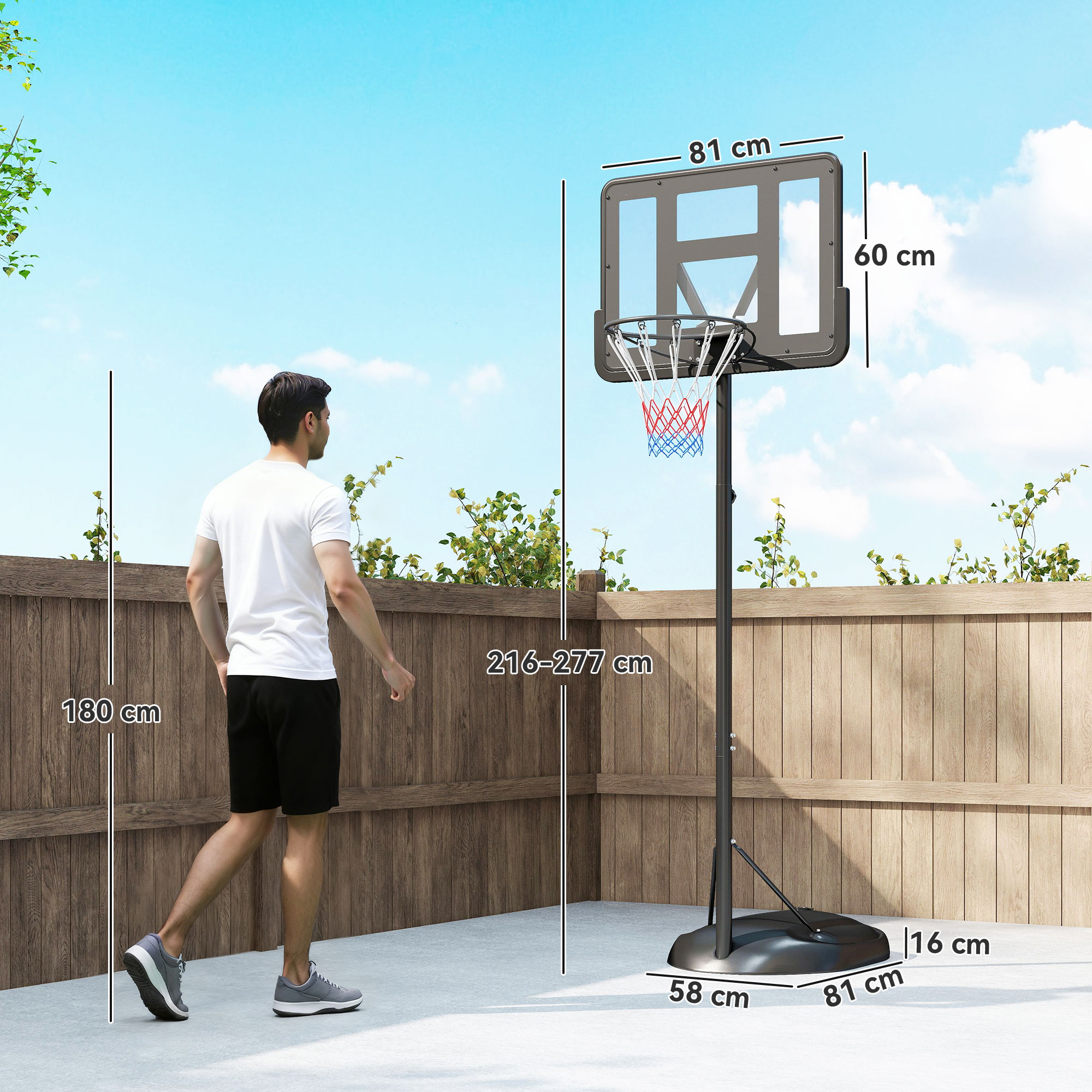 Un hombre se para frente a una canasta de baloncesto ajustable al aire libre.