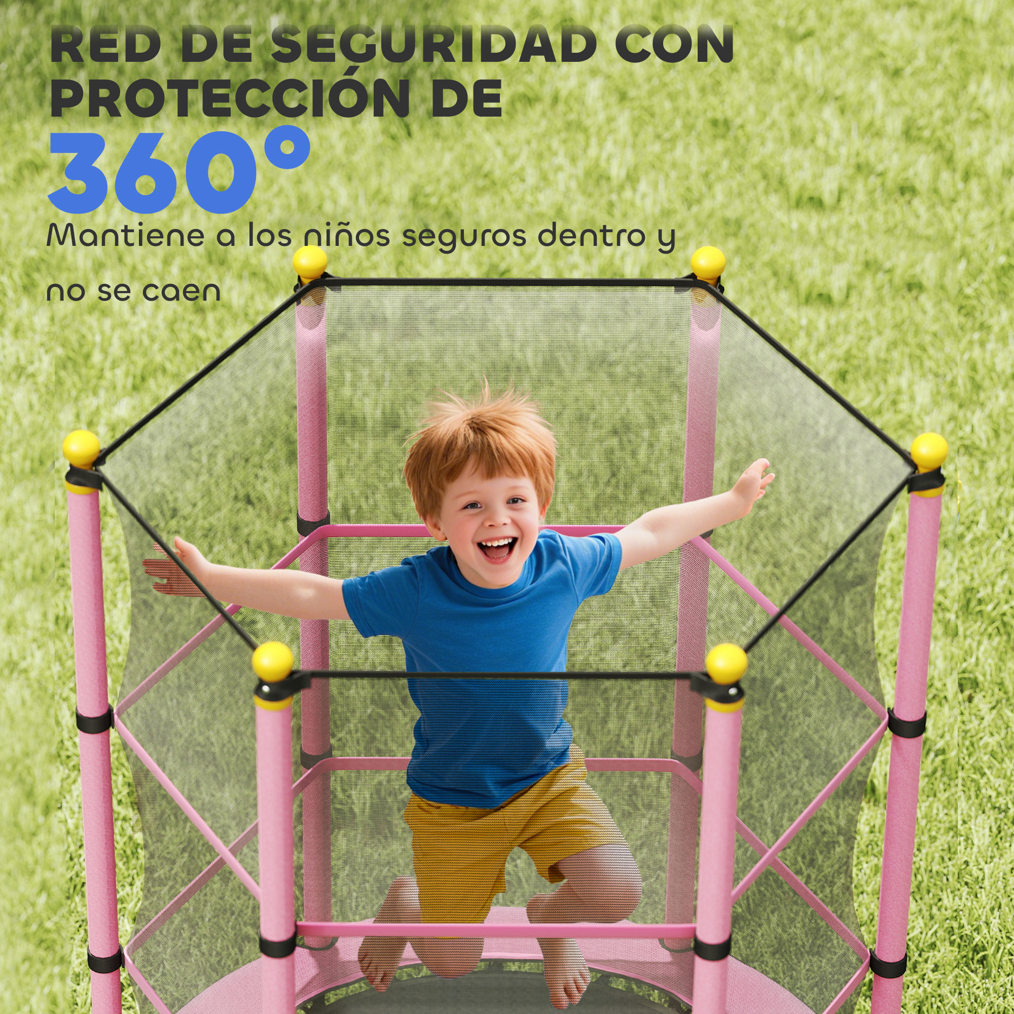 Un niño sonriente con cabello rojo salta felizmente dentro de un trampolín rosa con red de seguridad, rodeado de césped verde.