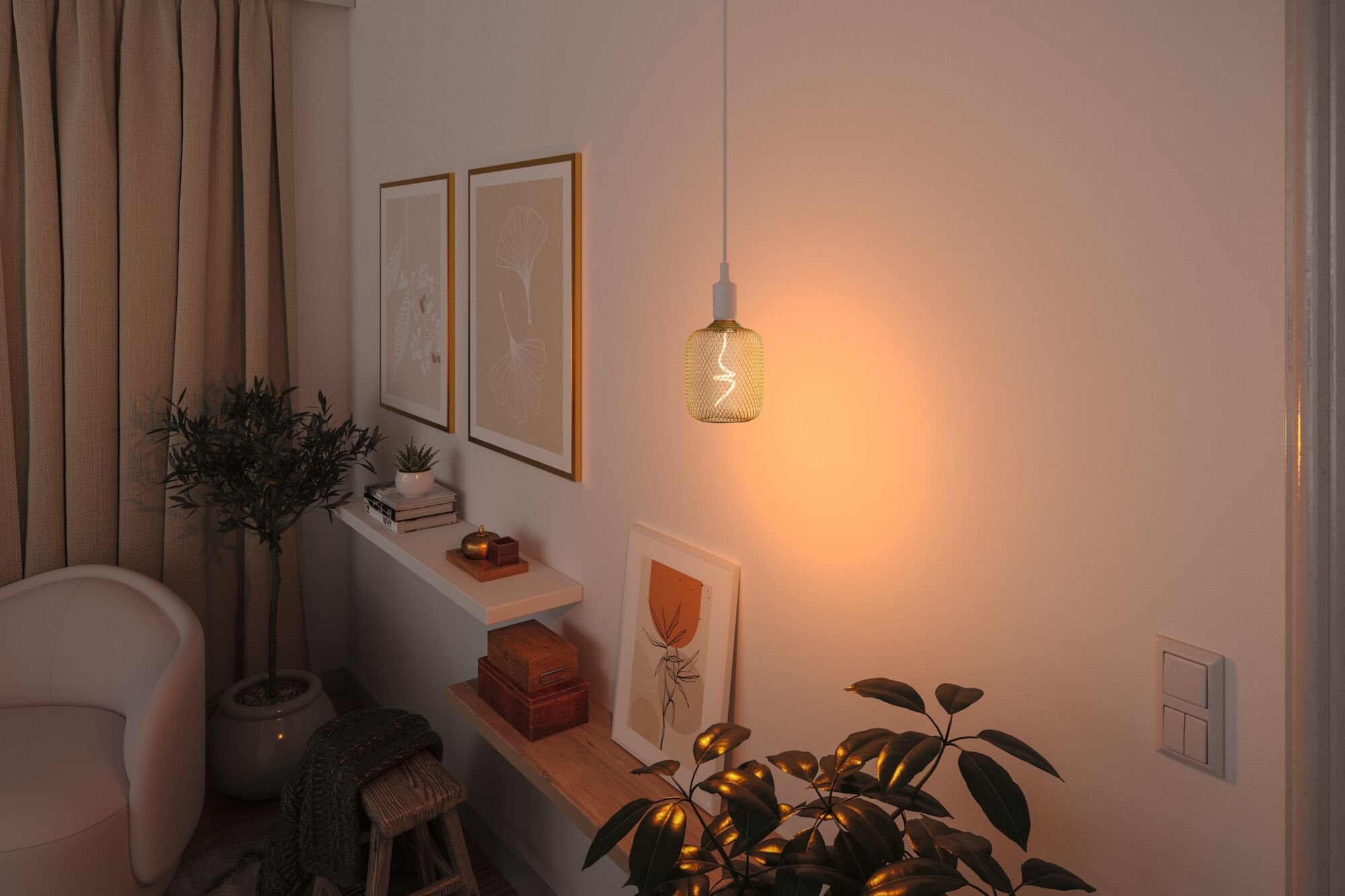 Przytulny pokój z łagodnym oświetleniem, zasłonami, roślinami i obrazami.