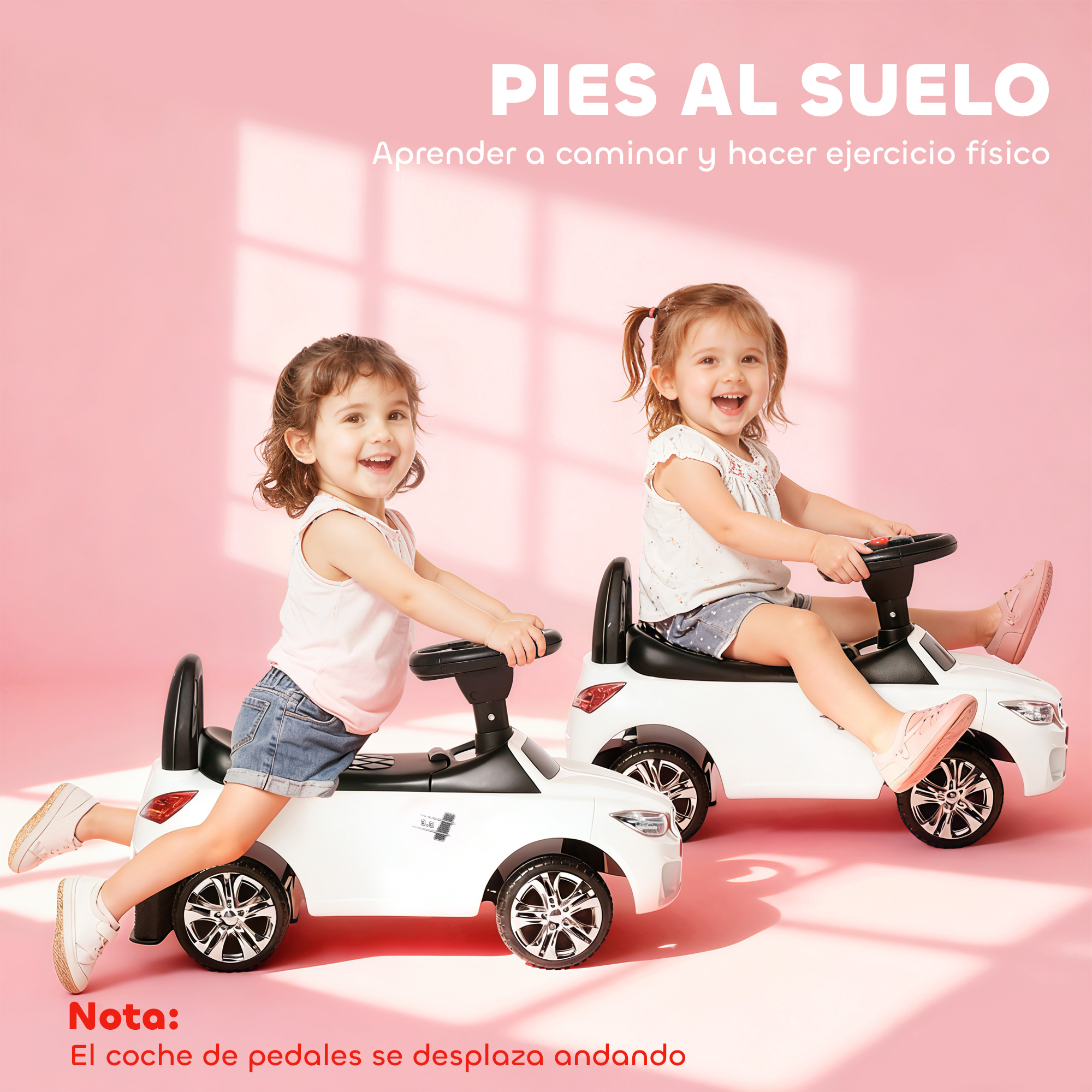 Dos niñas montan en coches de juguete blancos sobre fondo rosa, sonriendo.
