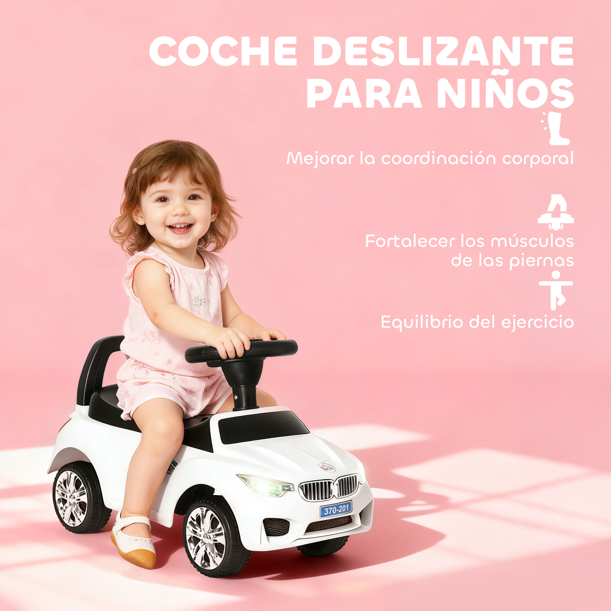 Una niña sonriente se sienta en un coche de juguete blanco sobre fondo rosa.