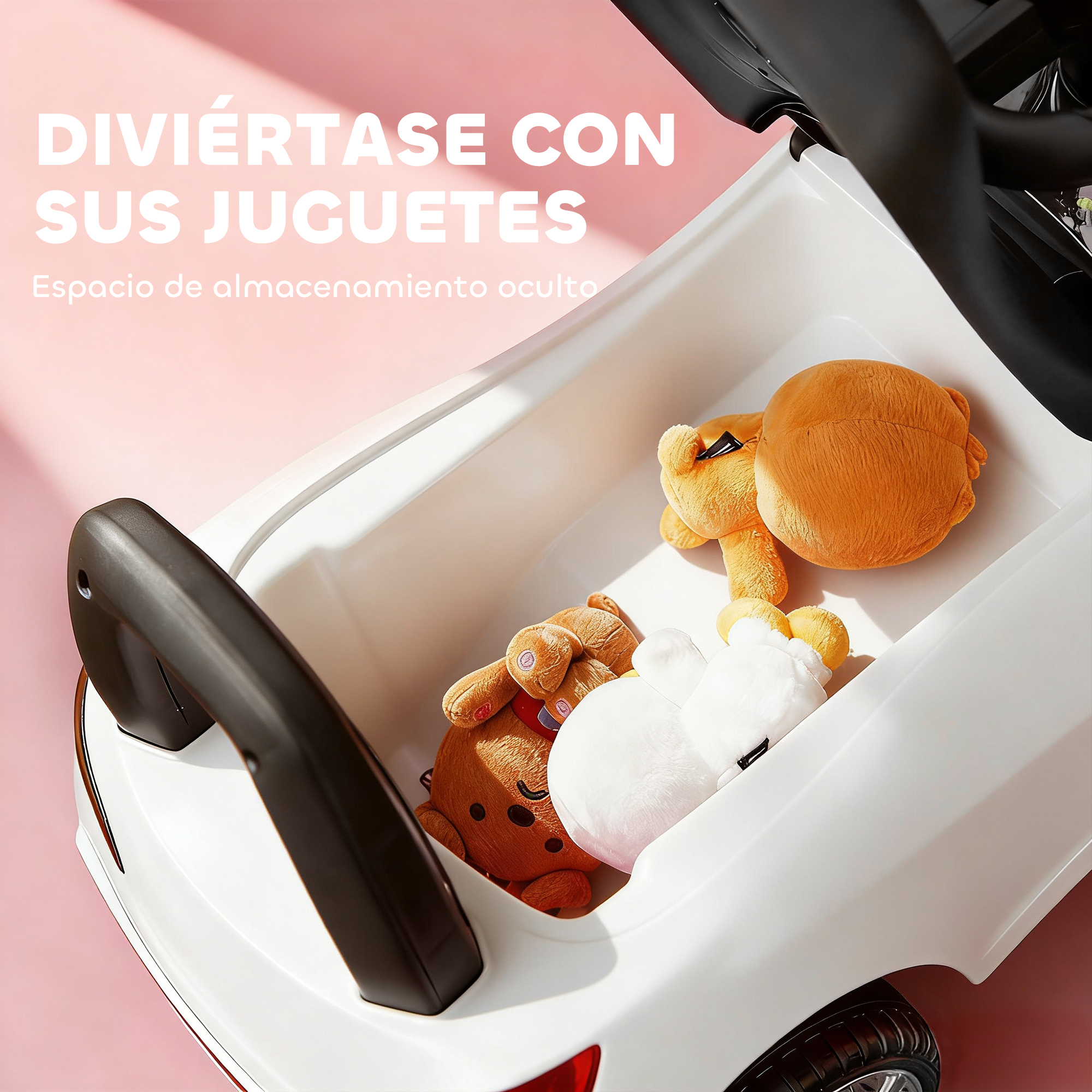 Un coche de juguete blanco con tres peluches en su compartimento de almacenamiento.