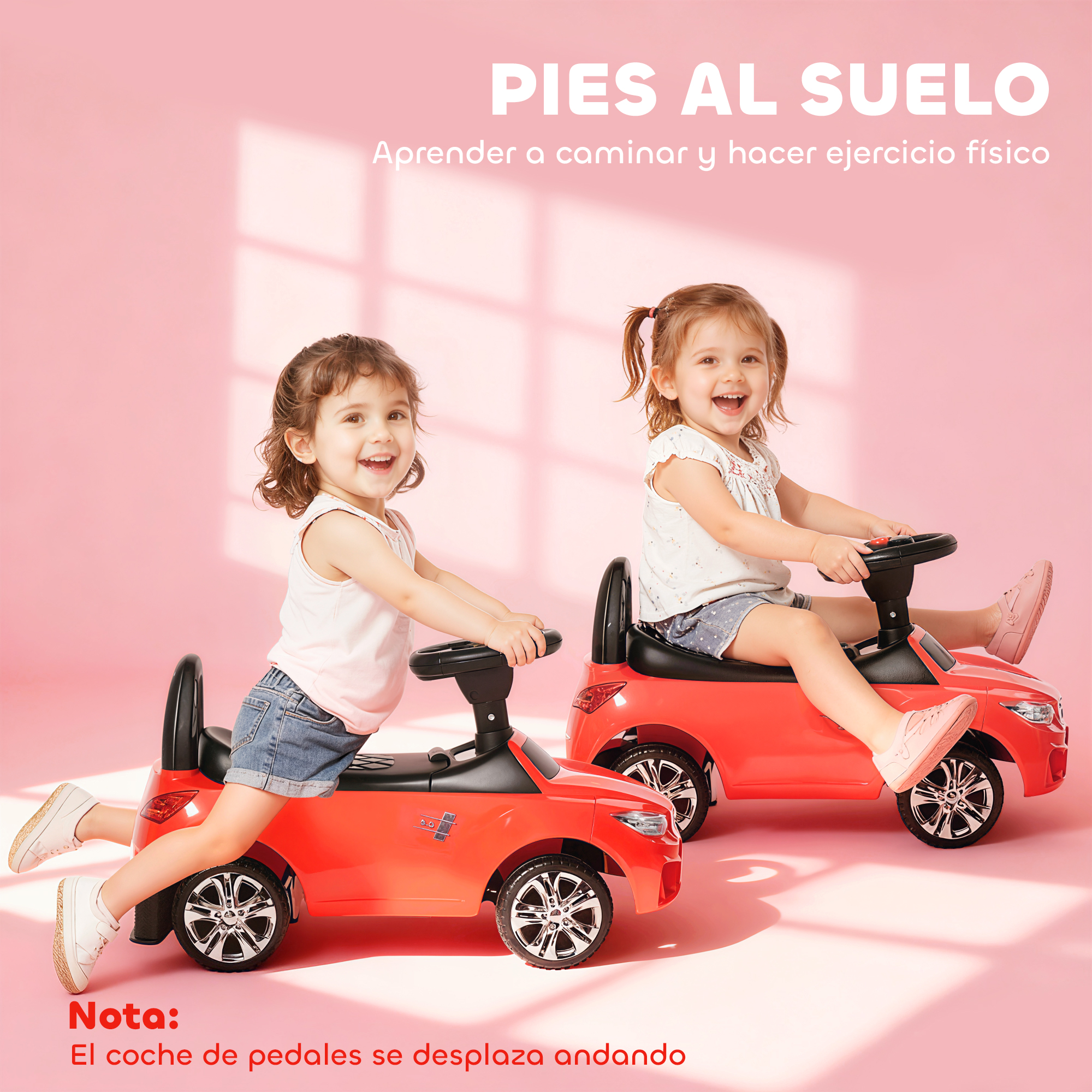 Dos niñas pequeñas montan coches de juguete rojos sobre fondo rosa.