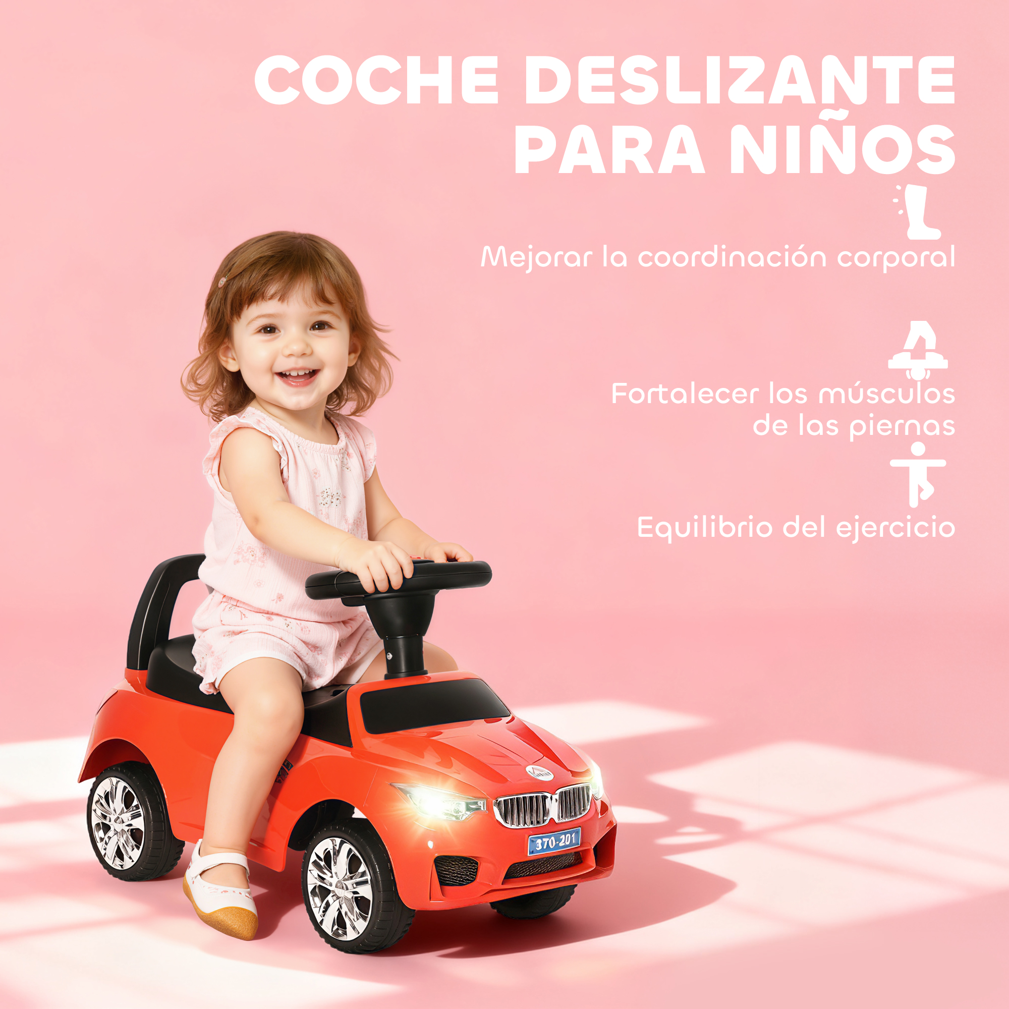 Un niño pequeño sonriente conduce un coche deslizante rojo sobre fondo rosa.