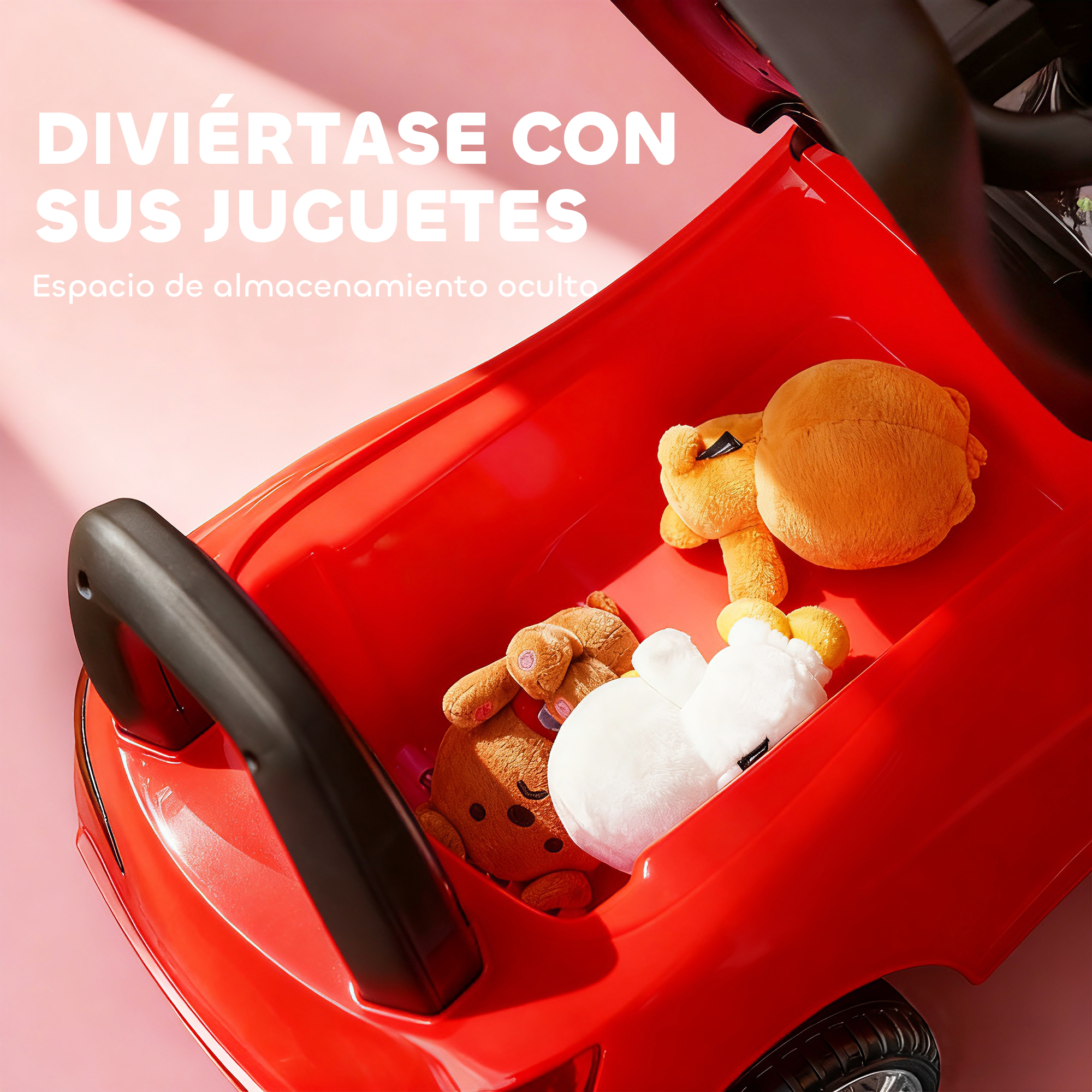 Coche de juguete rojo con peluches dentro sobre fondo rosa.