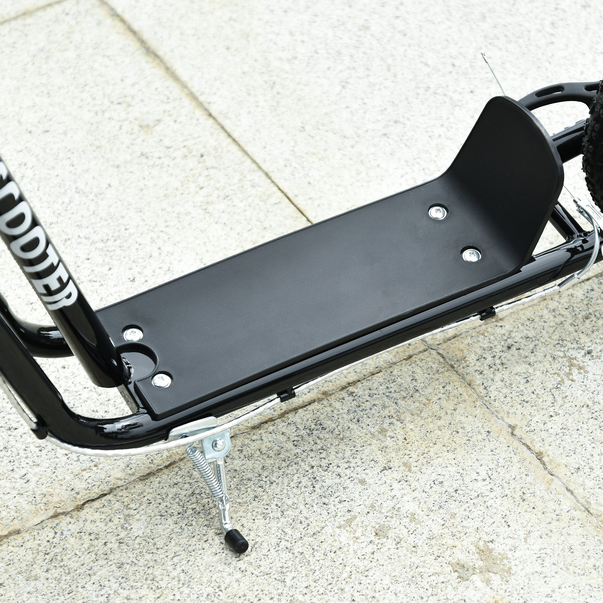 Primer plano de un patinete negro con asiento sobre suelo pavimentado.