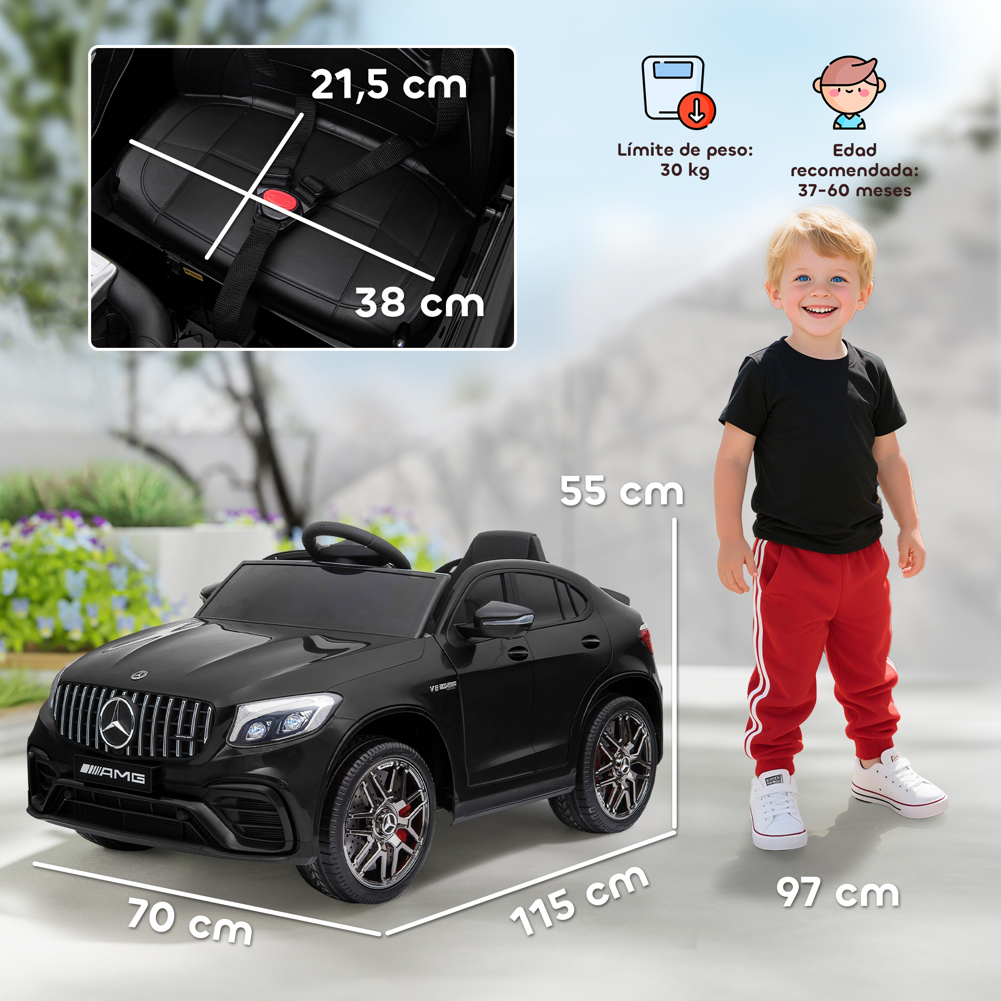 Un coche negro de juguete para niños con un niño sonriente al lado.