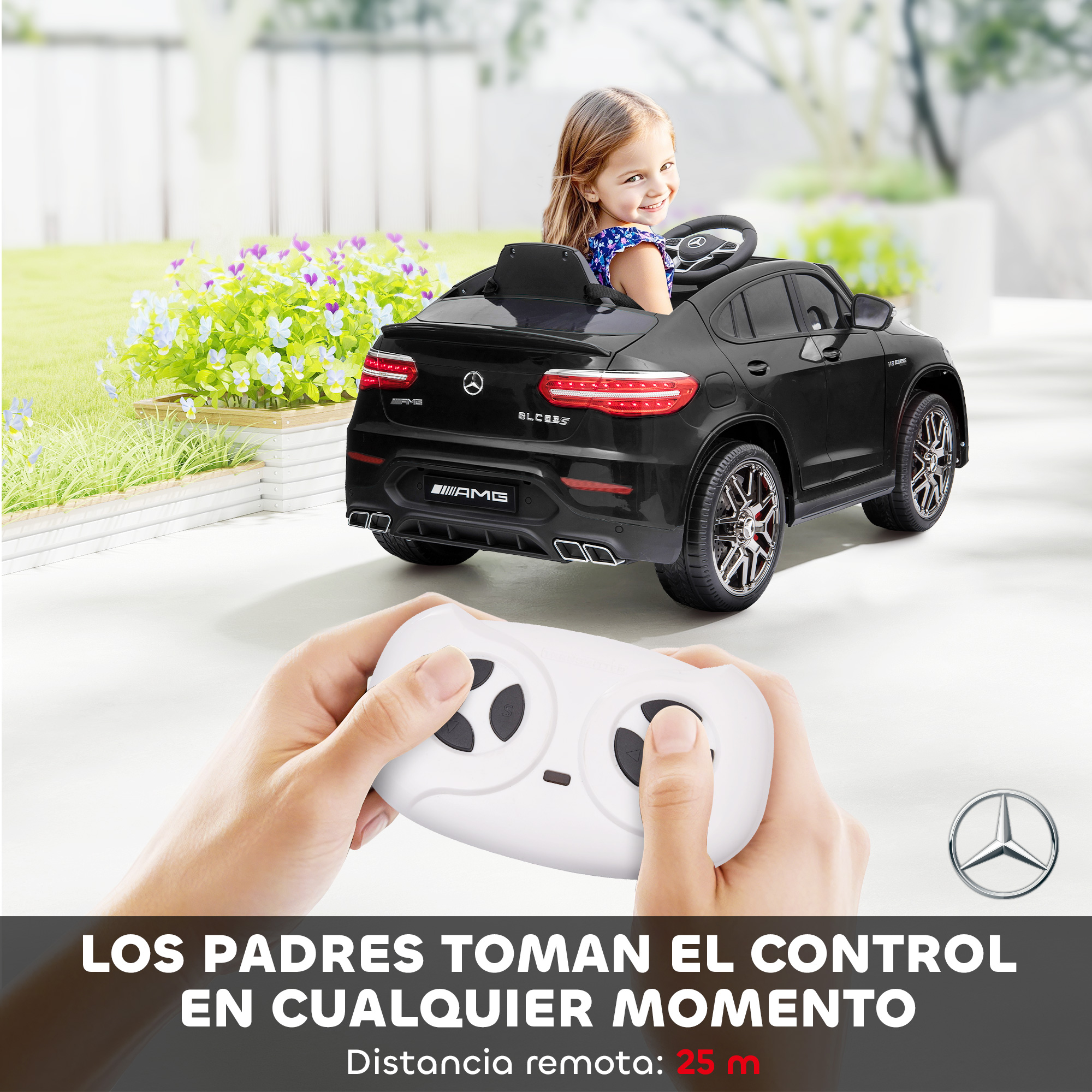 Un coche eléctrico negro para niños con una niña dentro, controlado por control remoto.